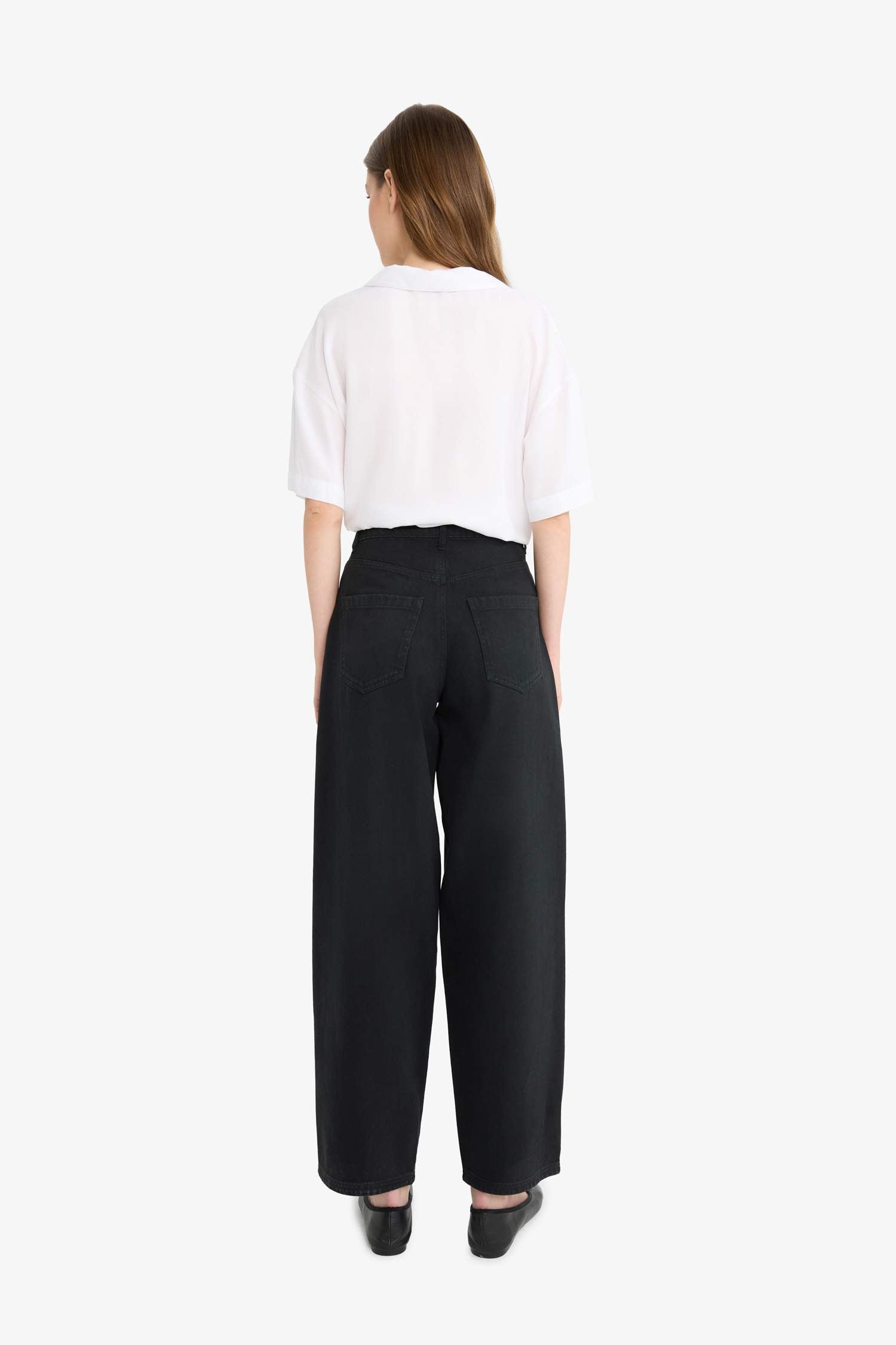 Cool, loose-fitting, high-waisted gabardine trousers