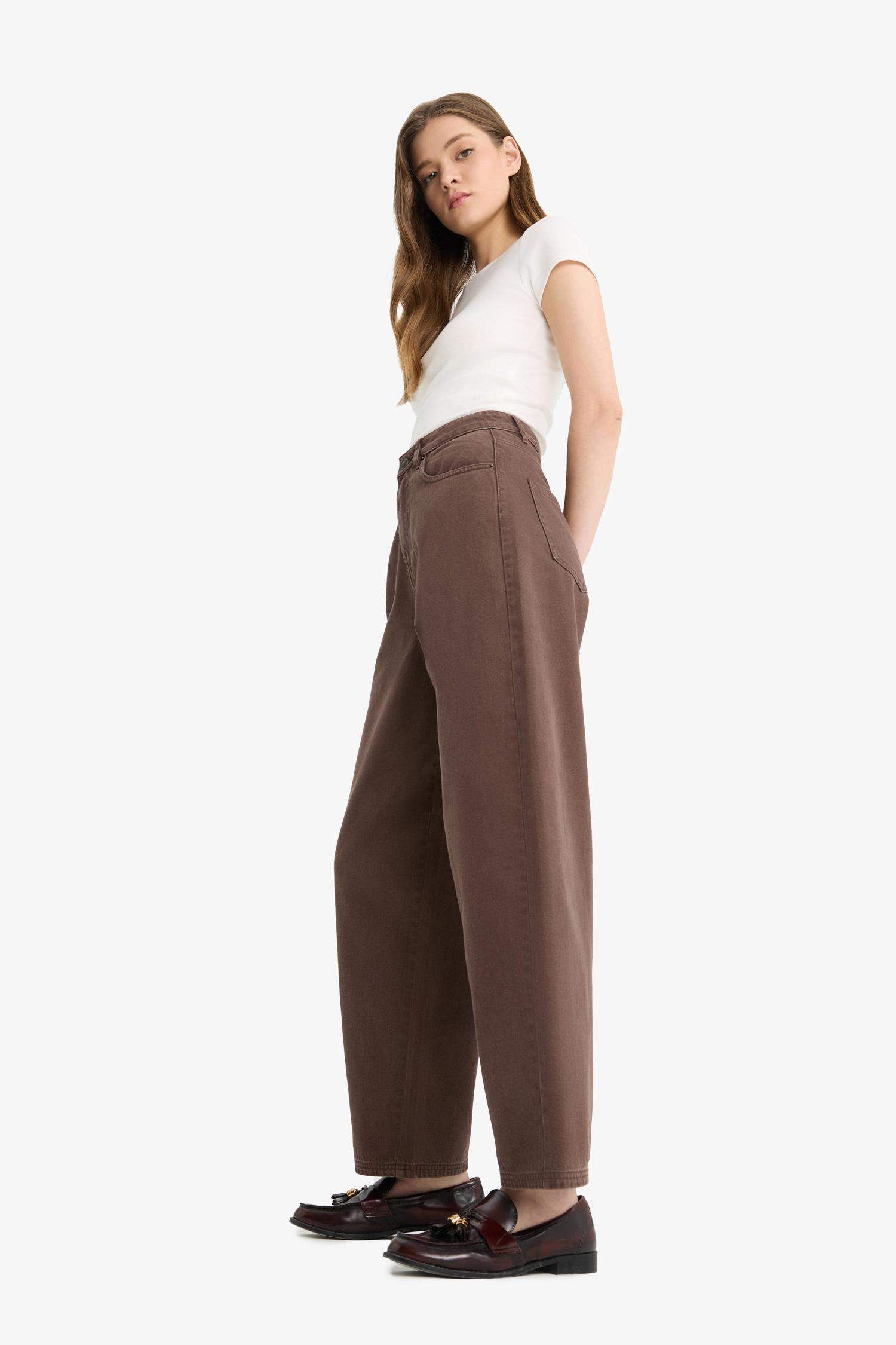 Cool, loose-fitting, high-waisted gabardine trousers