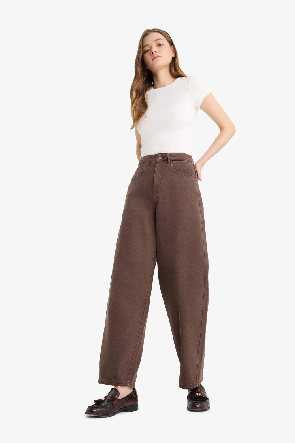 Cool, loose-fitting, high-waisted gabardine trousers