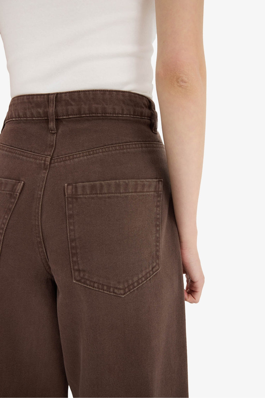 Cool, loose-fitting, high-waisted gabardine trousers