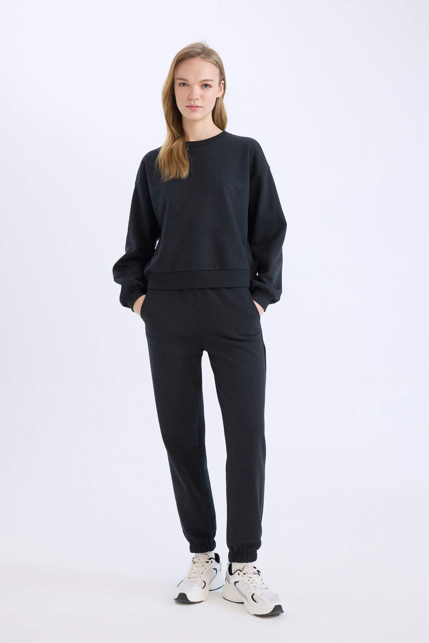 Regular Fit 2-Piece Set Thick Crew Neck Sweatshirt Flexible Waist Jogger Sweatpants