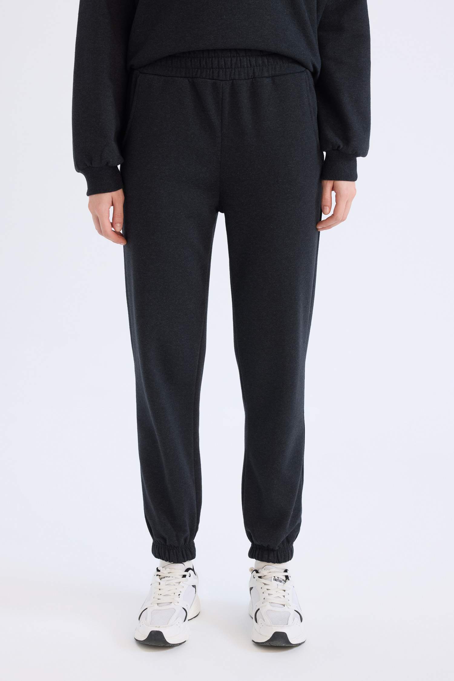 Regular Fit 2-Piece Set Thick Crew Neck Sweatshirt Flexible Waist Jogger Sweatpants