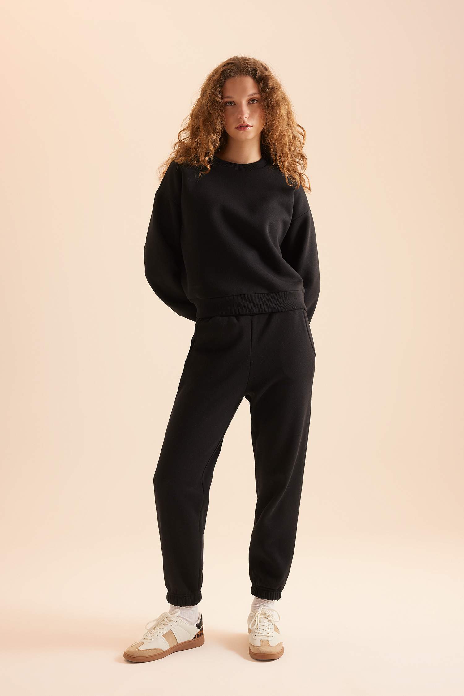 Regular Fit 2-Piece Set Thick Crew Neck Sweatshirt Flexible Waist Jogger Sweatpants