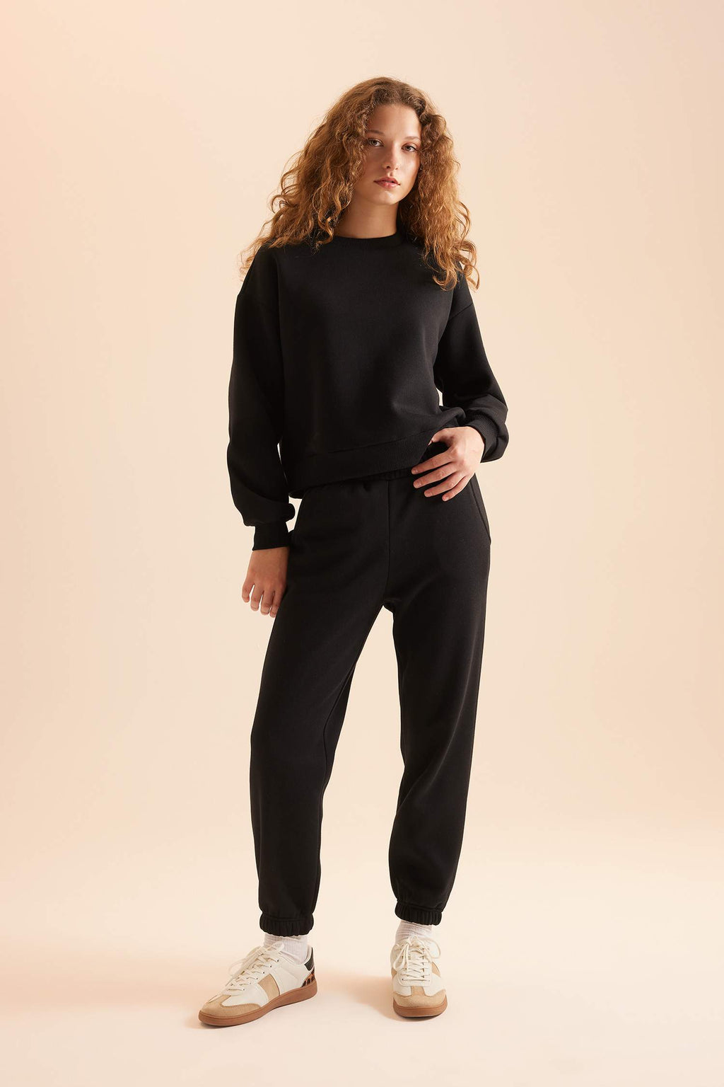 Regular Fit 2-Piece Set Thick Crew Neck Sweatshirt Flexible Waist Jogger Sweatpants