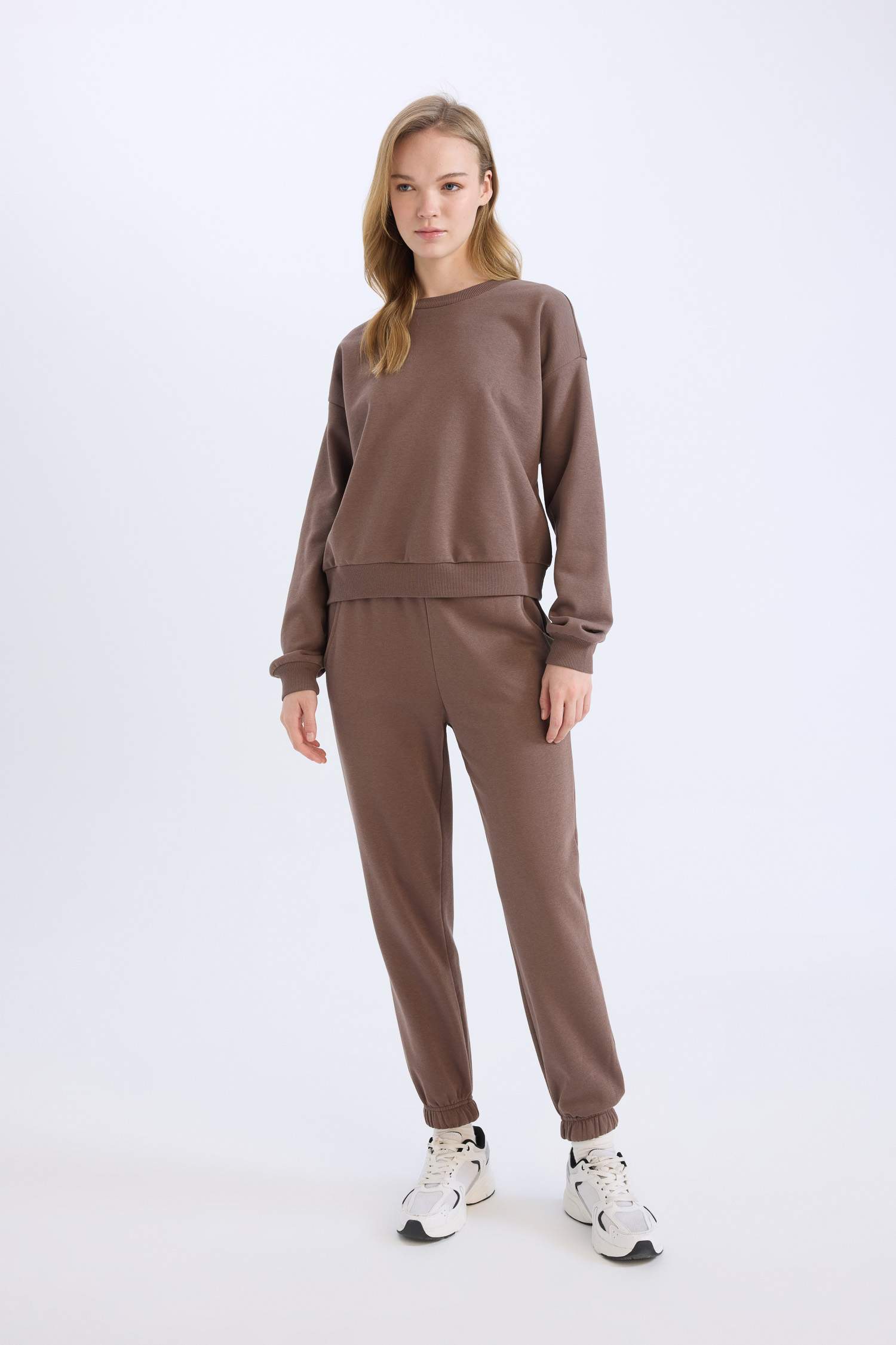 Regular Fit 2-Piece Set Thick Crew Neck Sweatshirt Flexible Waist Jogger Sweatpants