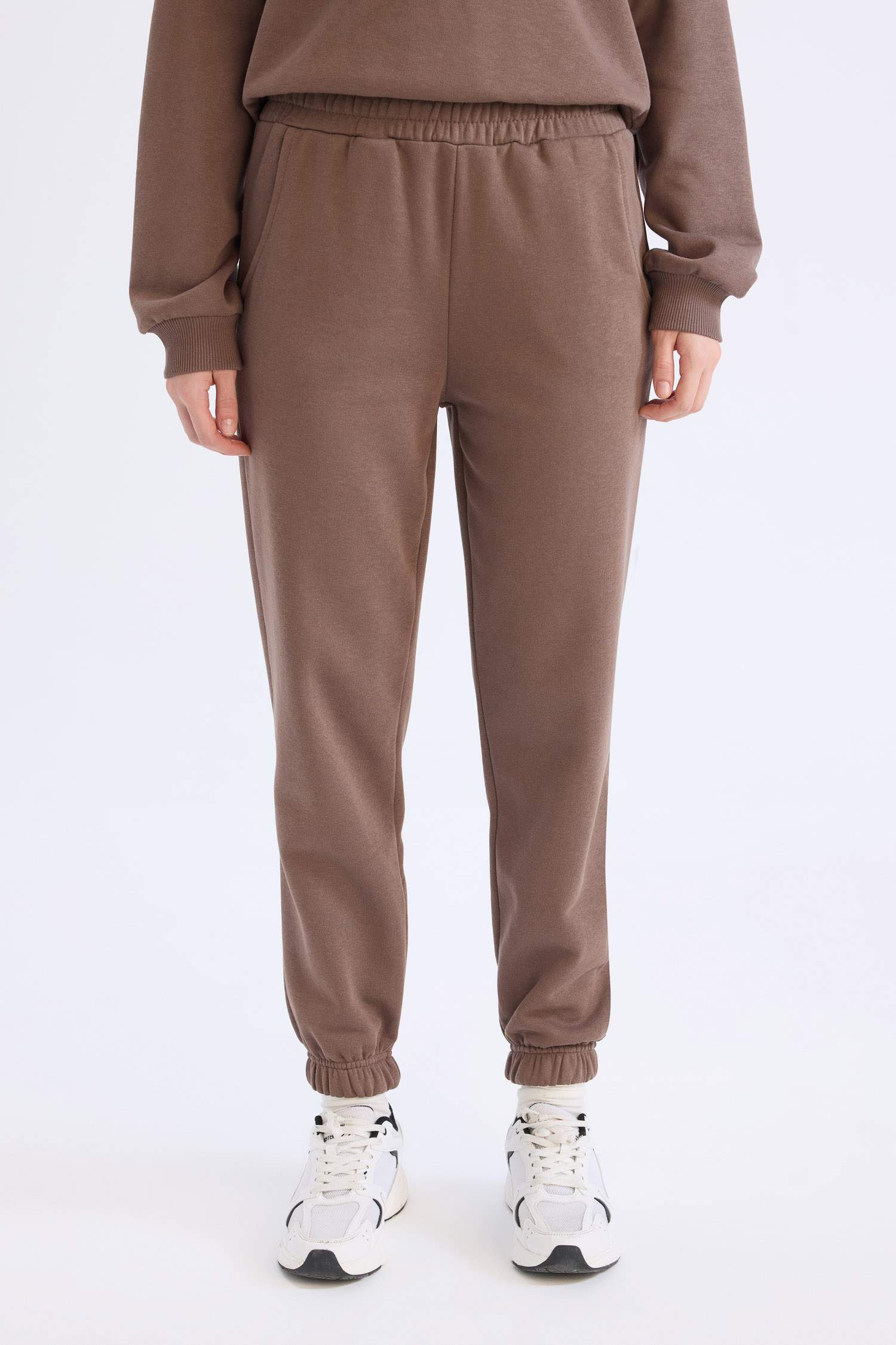 Regular Fit 2-Piece Set Thick Crew Neck Sweatshirt Flexible Waist Jogger Sweatpants