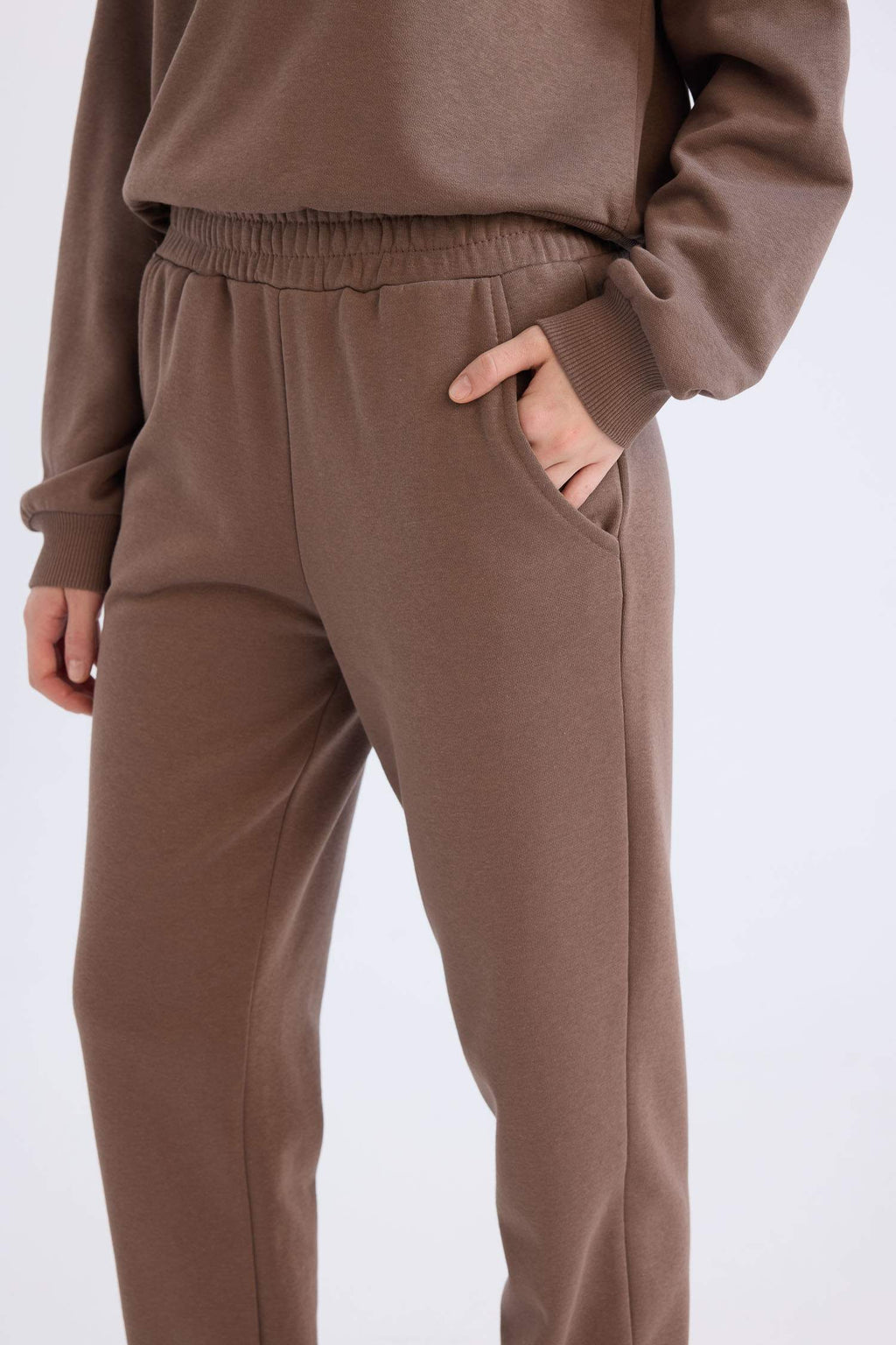 Regular Fit 2-Piece Set Thick Crew Neck Sweatshirt Flexible Waist Jogger Sweatpants
