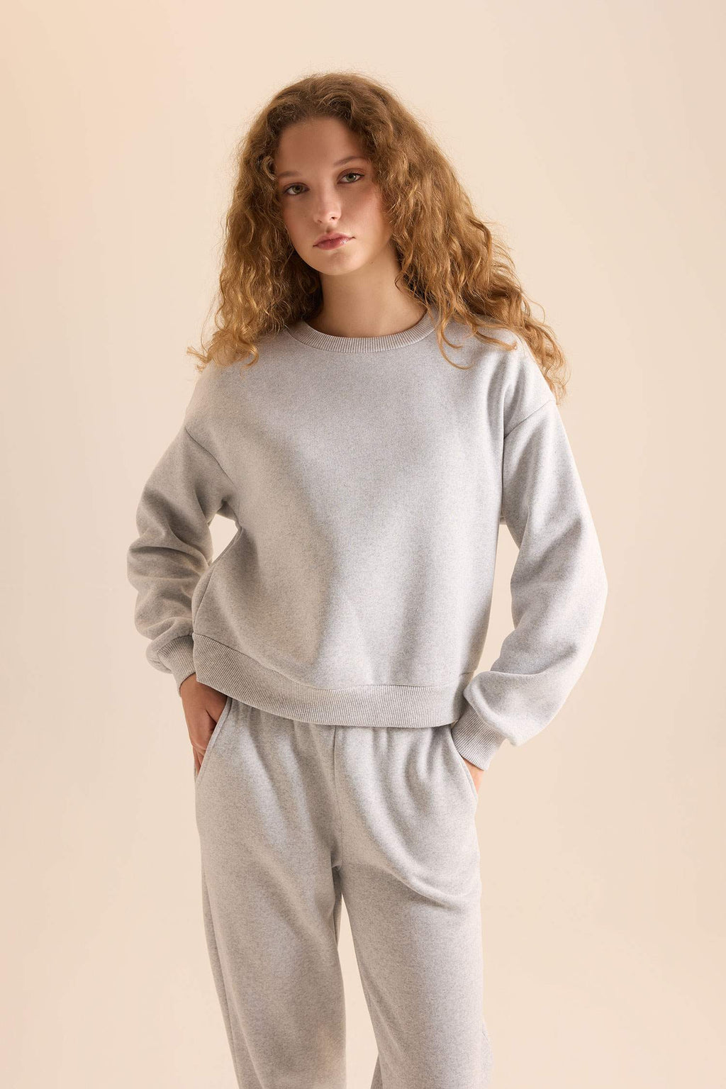 Regular Fit 2-Piece Set Thick Crew Neck Sweatshirt Flexible Waist Jogger Sweatpants