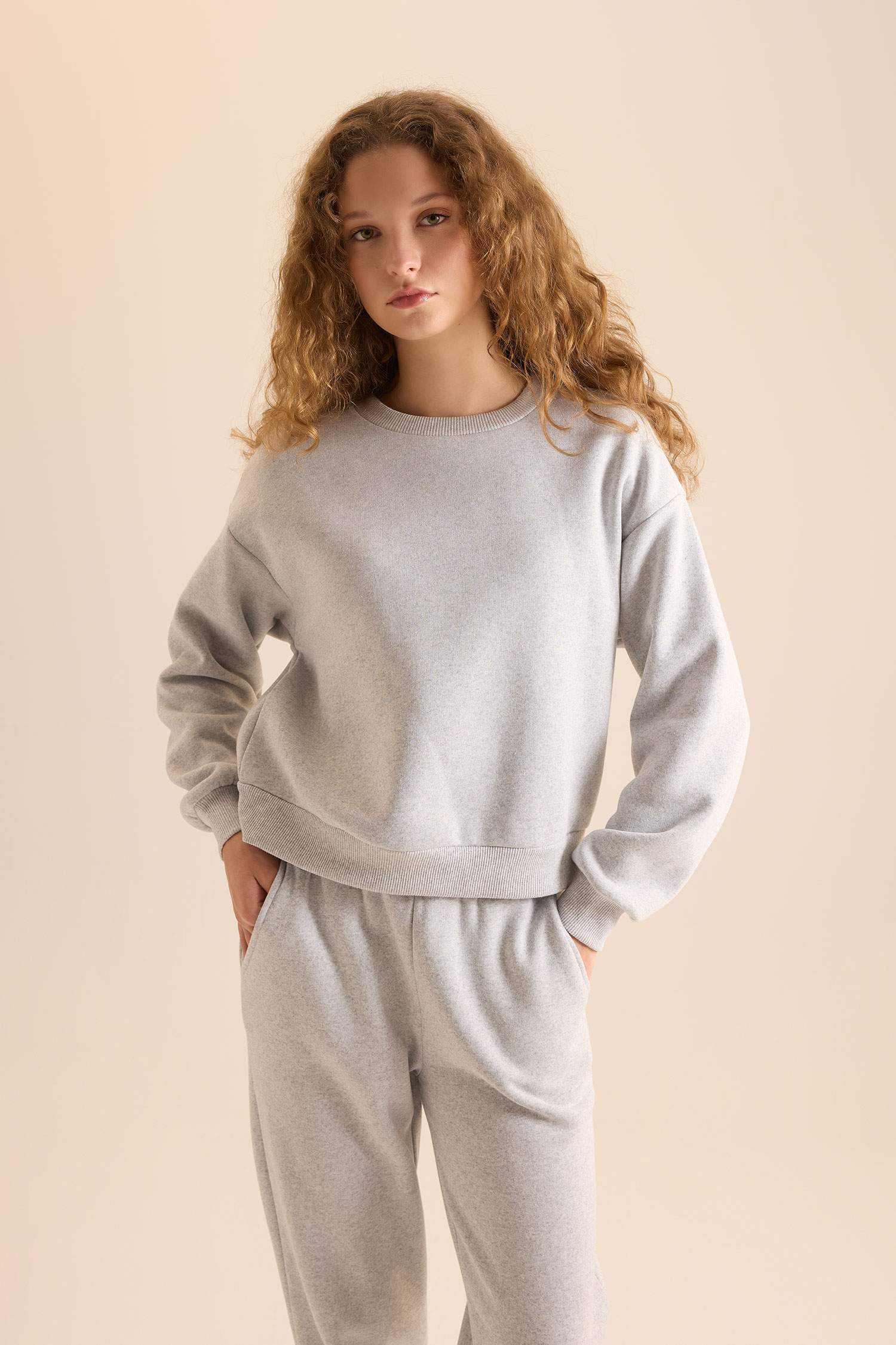 Regular Fit 2-Piece Set Thick Crew Neck Sweatshirt Flexible Waist Jogger Sweatpants