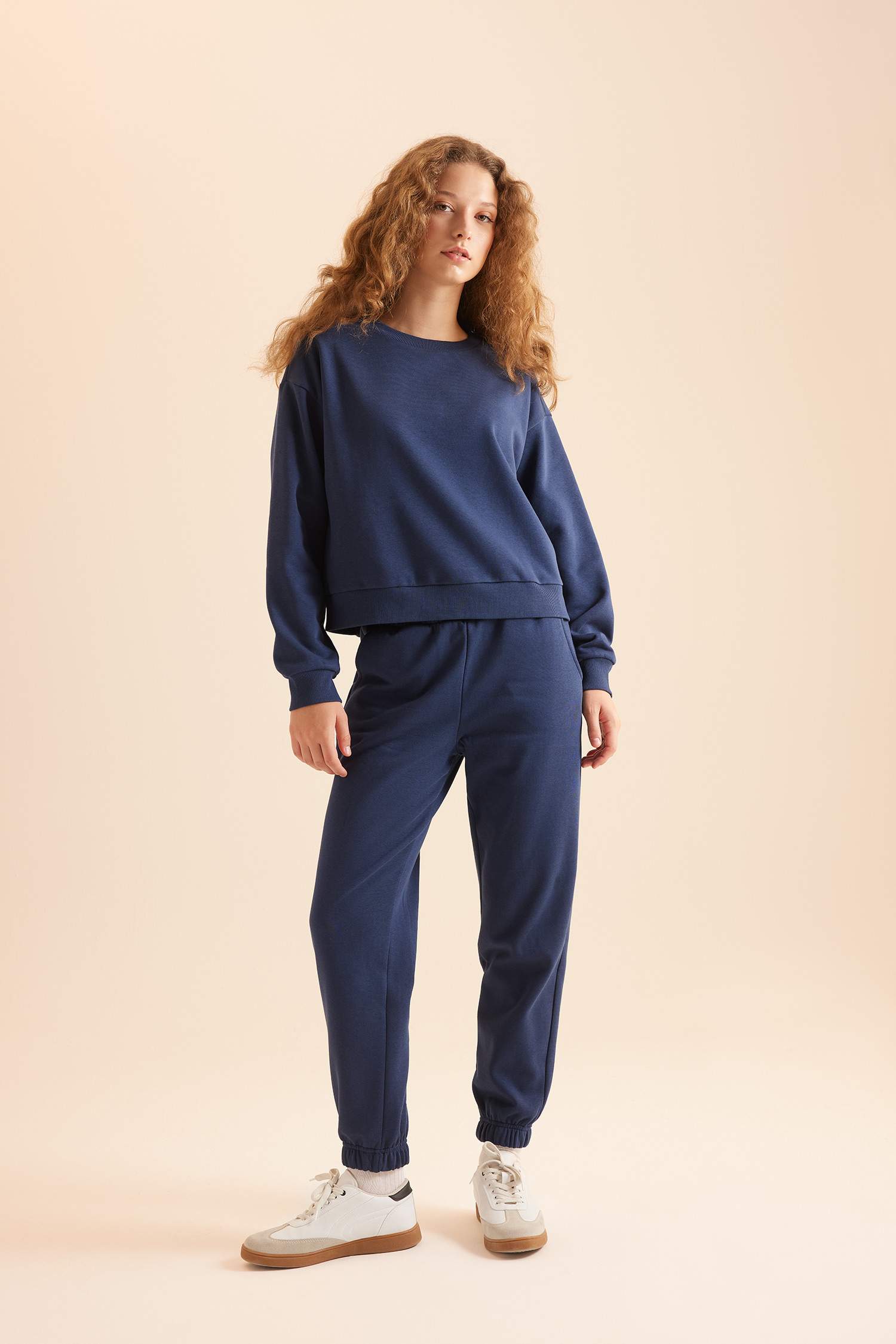 Regular Fit 2-Piece Set Thick Crew Neck Sweatshirt Flexible Waist Jogger Sweatpants