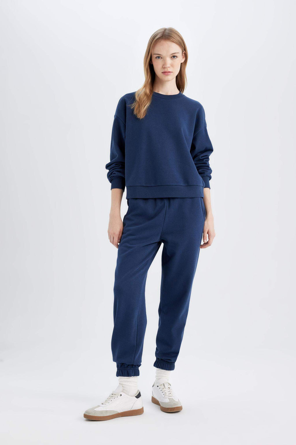 Regular Fit 2-Piece Set Thick Crew Neck Sweatshirt Flexible Waist Jogger Sweatpants