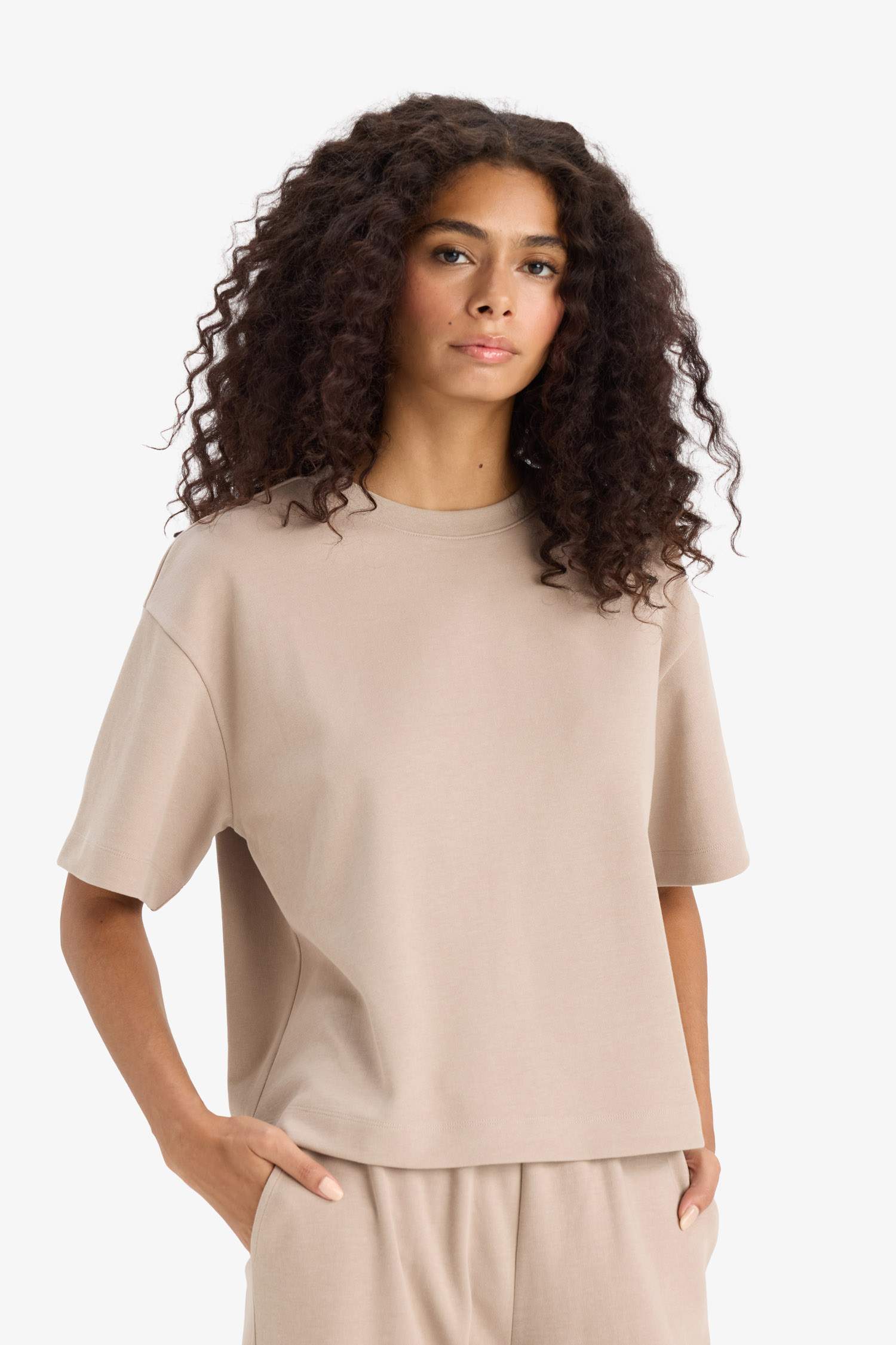 A basic loose-fitting T-shirt with a round neck and short sleeves