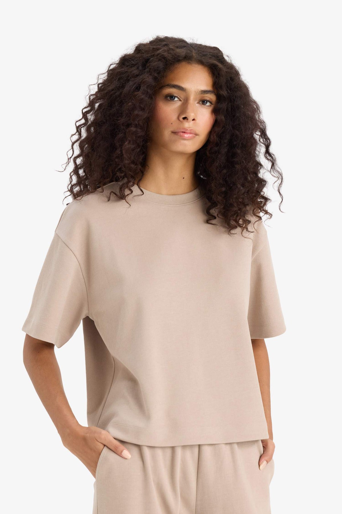 A basic loose-fitting T-shirt with a round neck and short sleeves