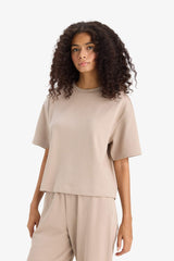 A basic loose-fitting T-shirt with a round neck and short sleeves