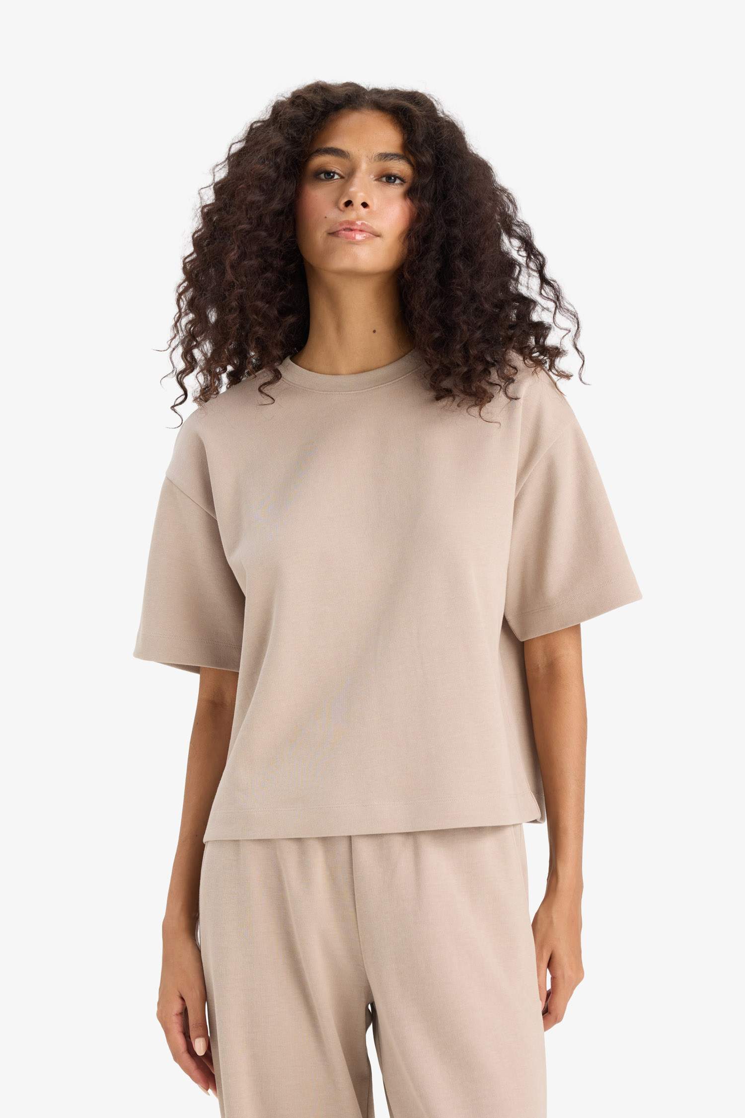 A basic loose-fitting T-shirt with a round neck and short sleeves