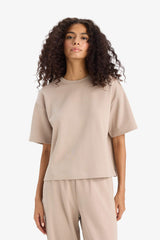 A basic loose-fitting T-shirt with a round neck and short sleeves