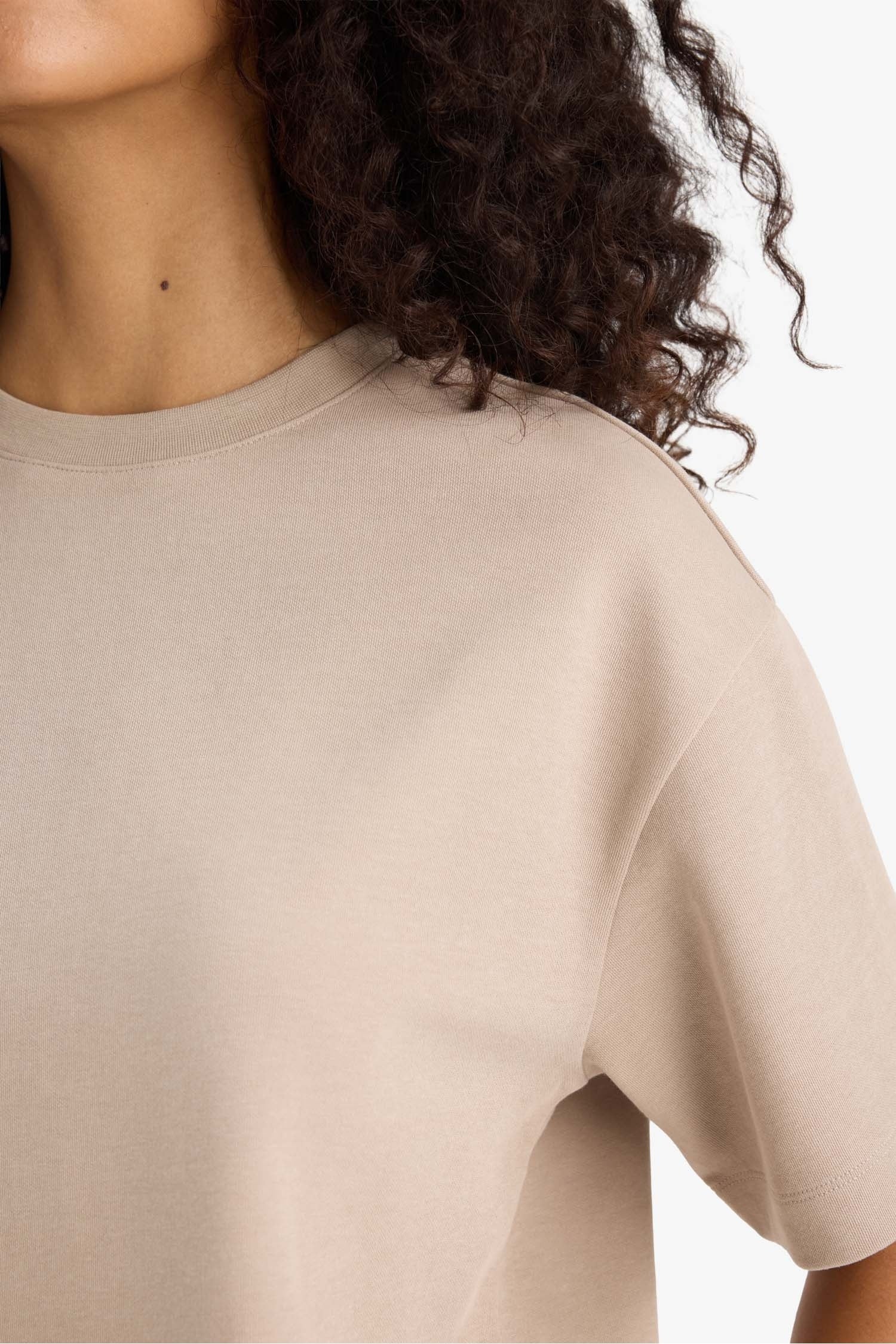 A basic loose-fitting T-shirt with a round neck and short sleeves