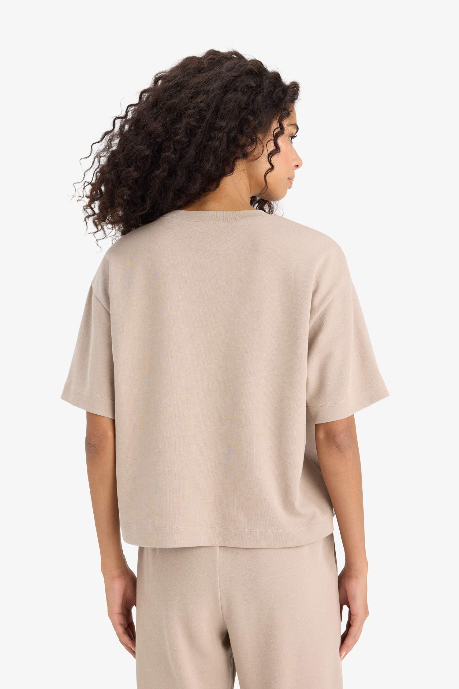 A basic loose-fitting T-shirt with a round neck and short sleeves