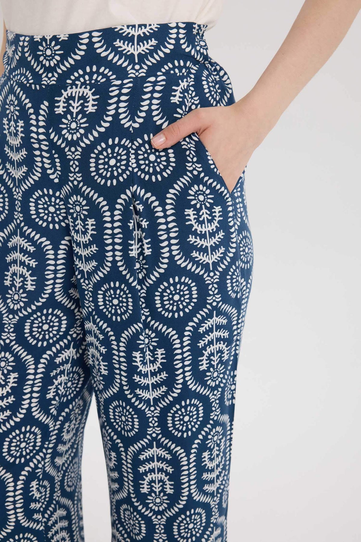 Regular Fit Pocket Detailed Pattern Wide Pleasant Leg Pants