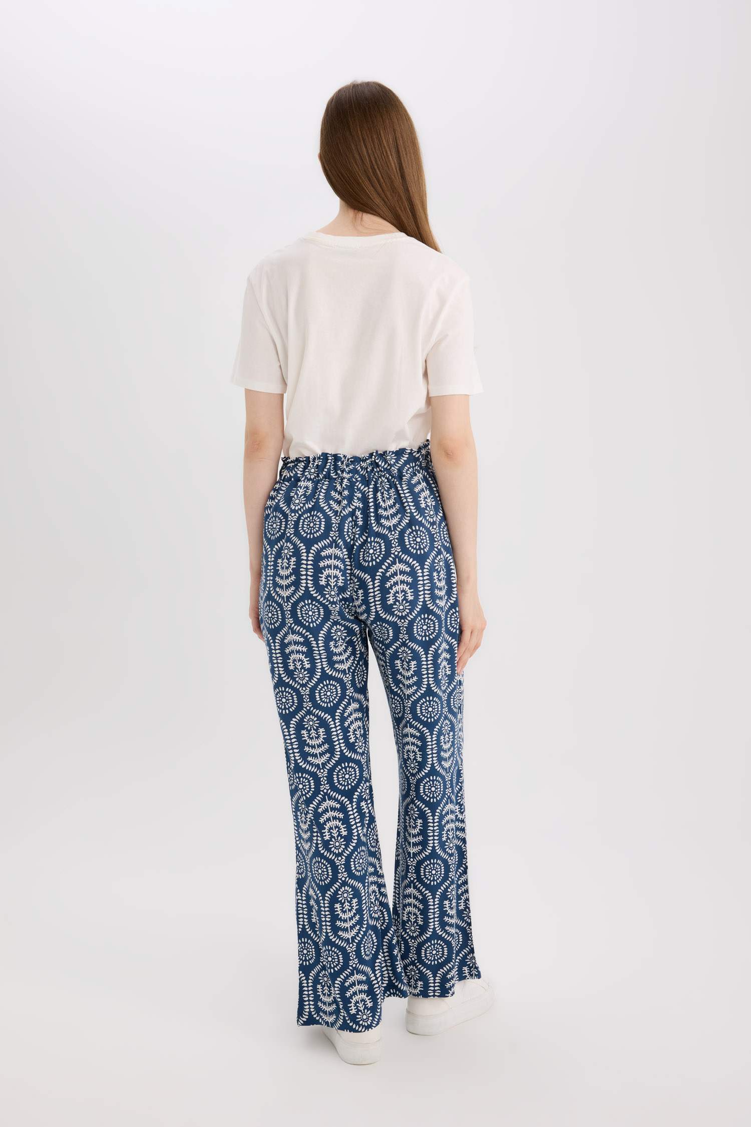 Regular Fit Pocket Detailed Pattern Wide Pleasant Leg Pants