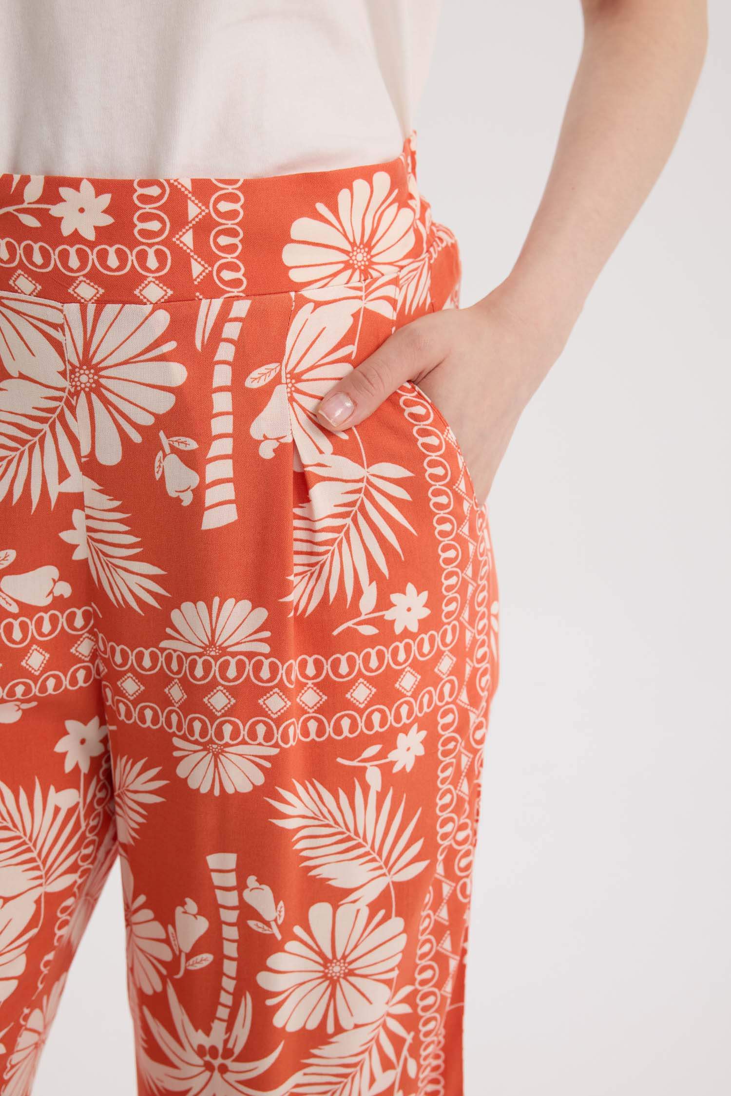 Regular Fit Pocket Detailed Pattern Wide Pleasant Leg Pants