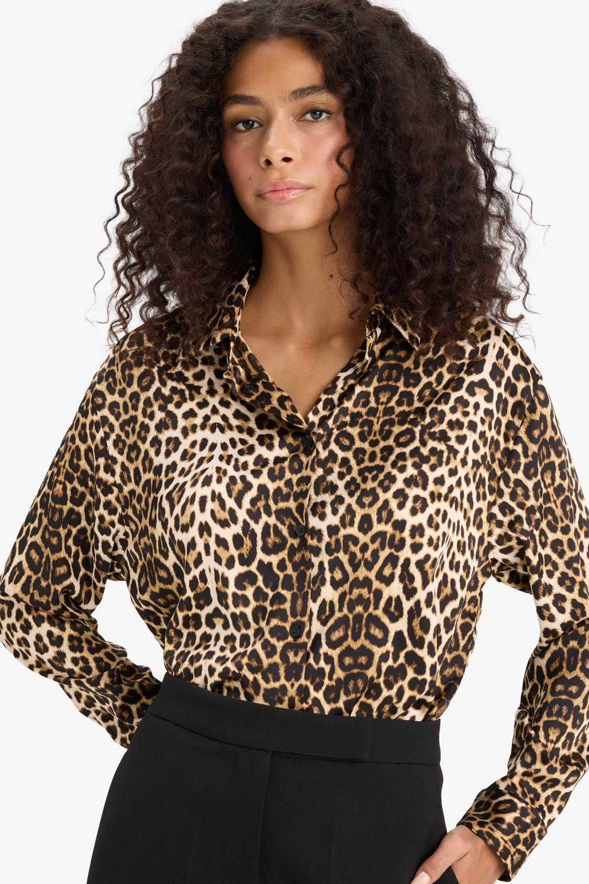 Oversized shirt with a wide cut, stand-up collar and long sleeves, made of satin