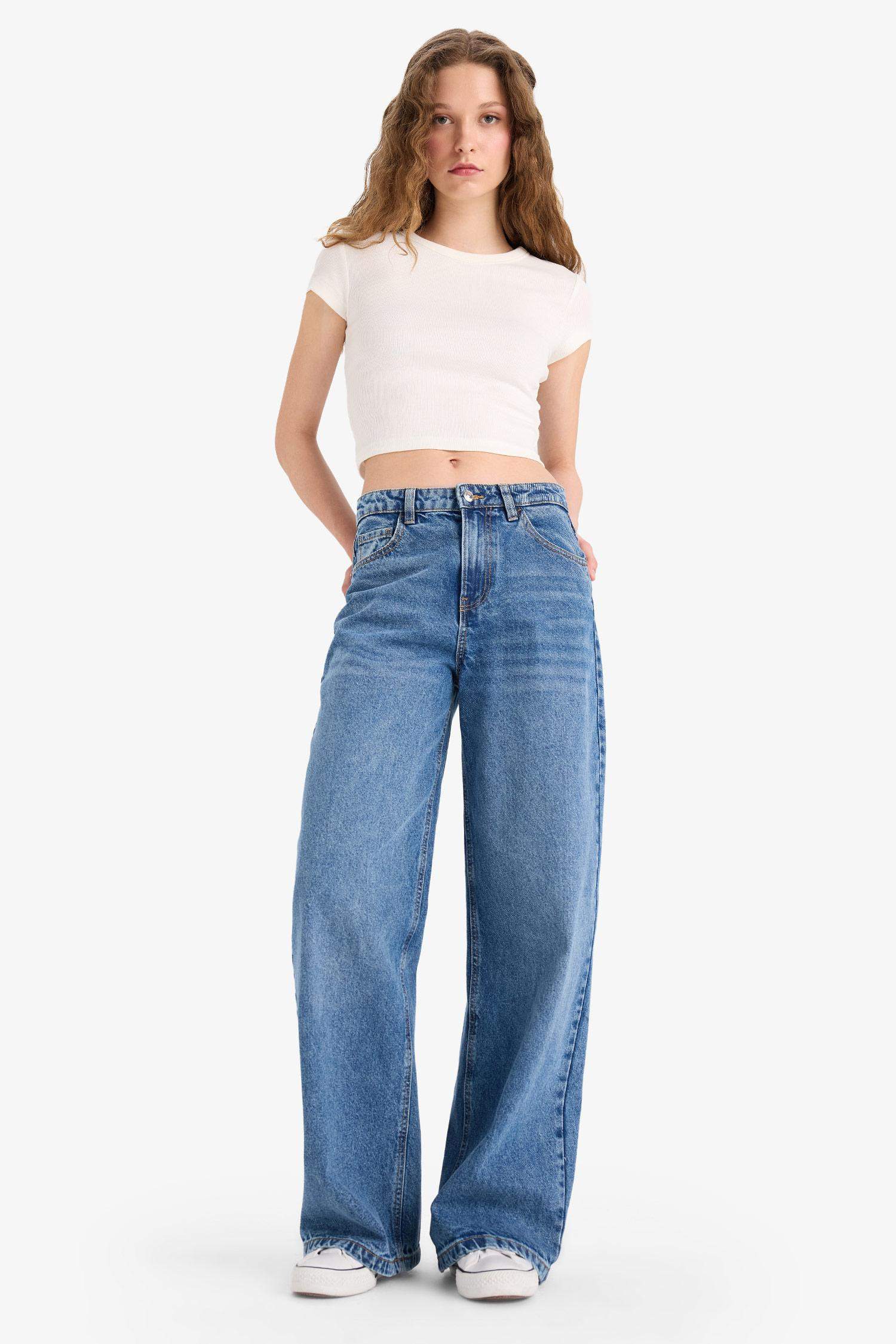 Straight leg, high waisted jeans, full length, snowwash wash.