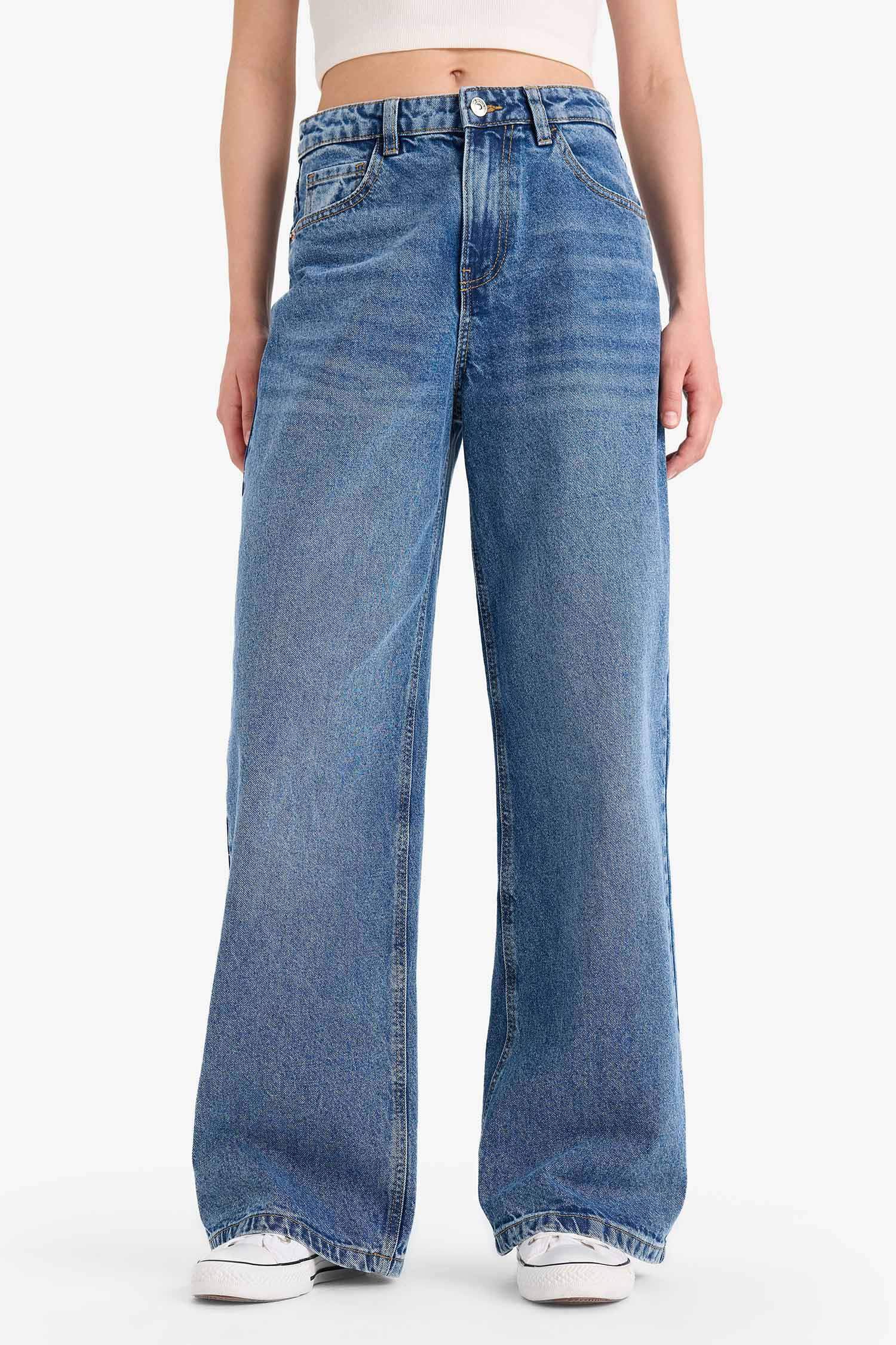 Straight leg, high waisted jeans, full length, snowwash wash.