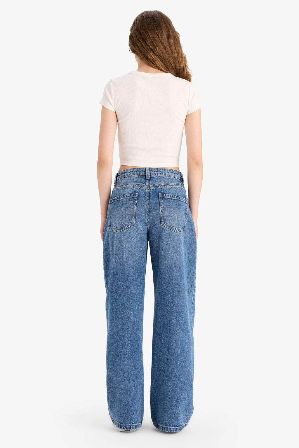 Straight leg, high waisted jeans, full length, snowwash wash.