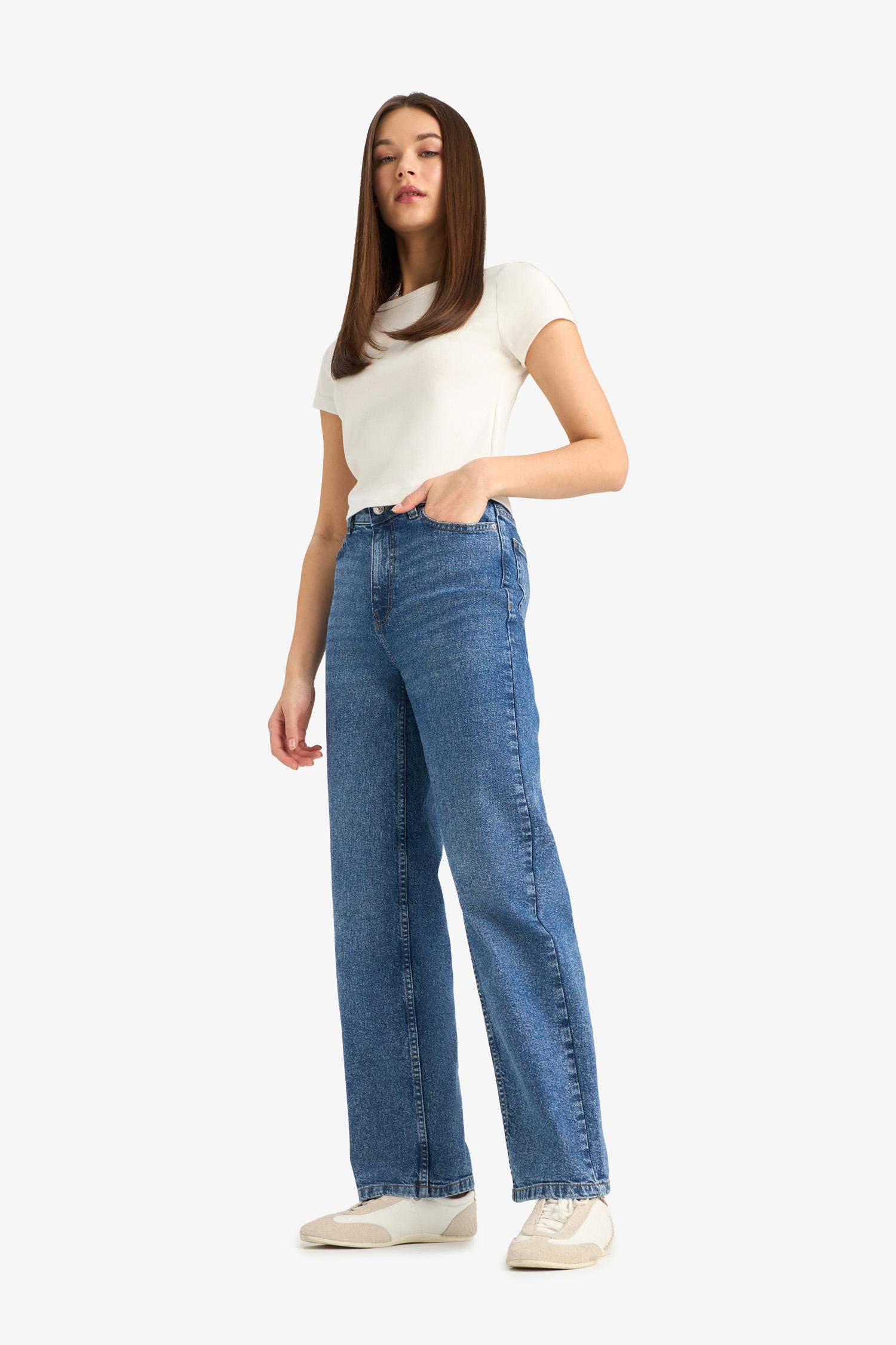 Comfortable jeans with a high waist and straight long legs.