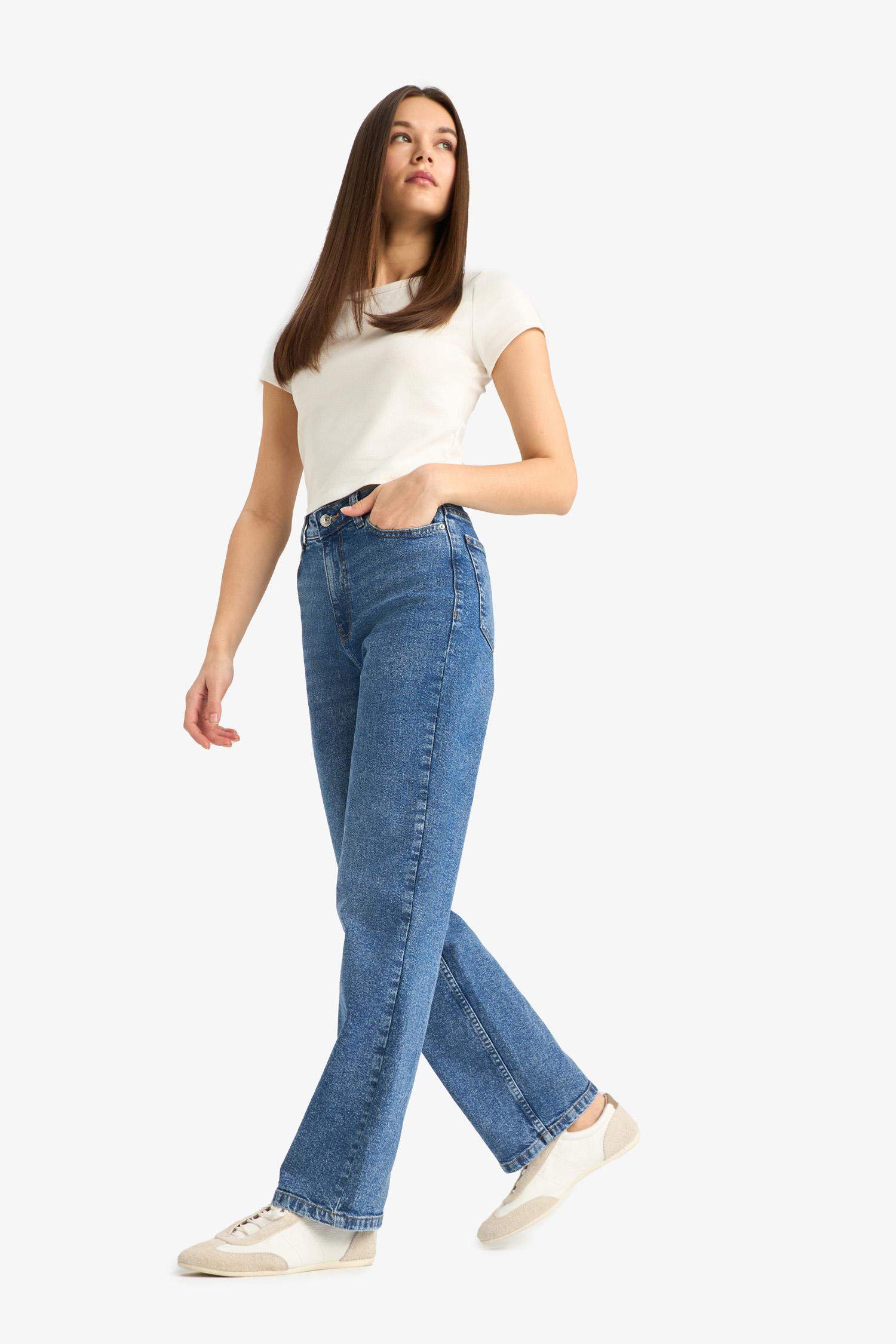Comfortable jeans with a high waist and straight long legs.