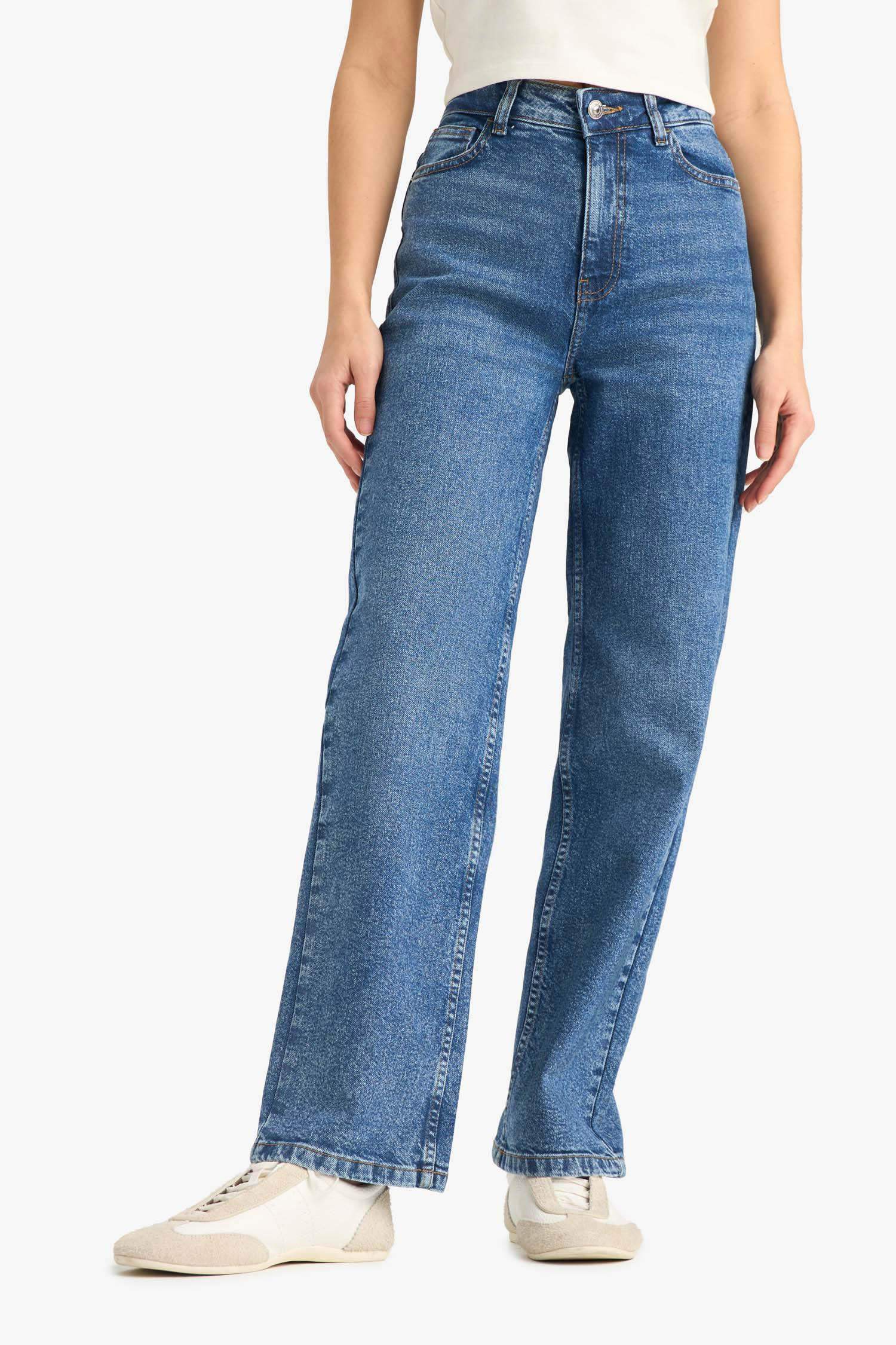 Comfortable jeans with a high waist and straight long legs.