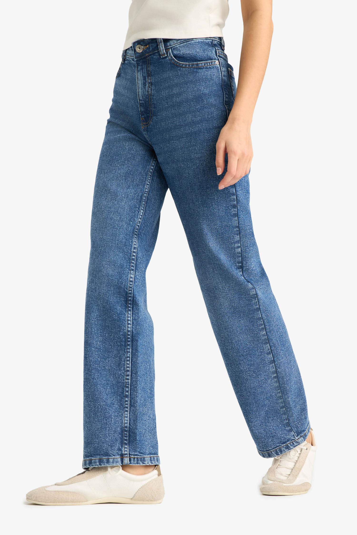 Comfortable jeans with a high waist and straight long legs.