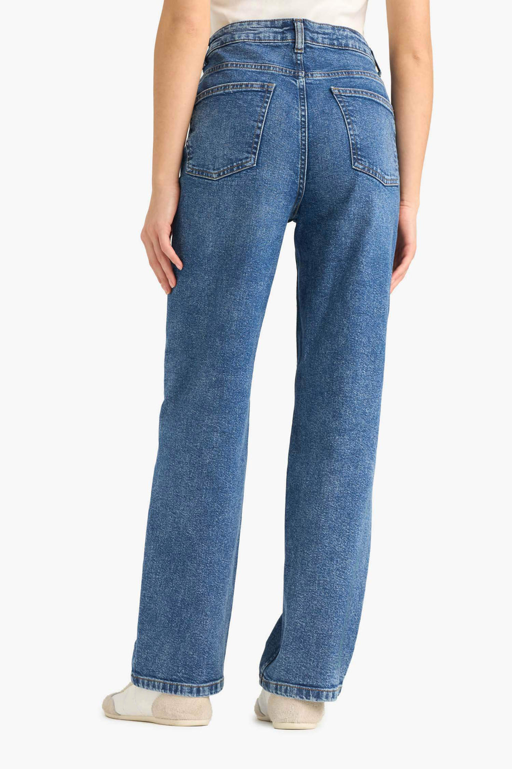 Comfortable jeans with a high waist and straight long legs.