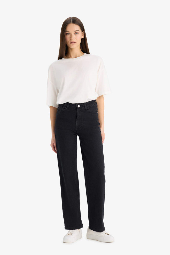 Comfortable jeans with a high waist and straight long legs. Main Image