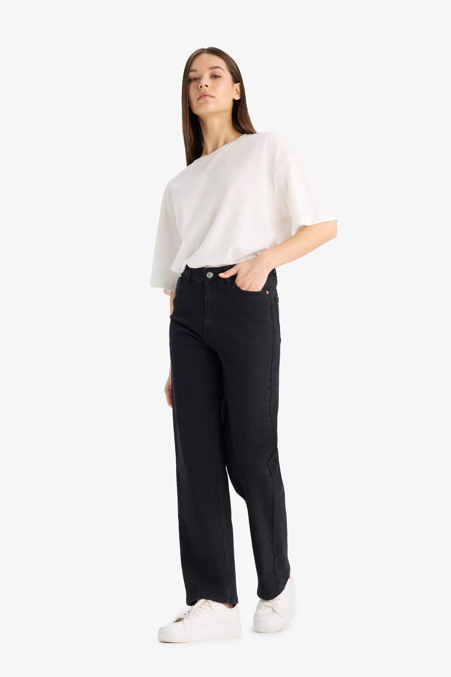 Comfortable jeans with a high waist and straight long legs.