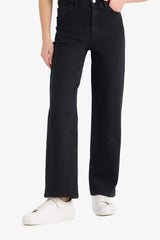 Comfortable jeans with a high waist and straight long legs.