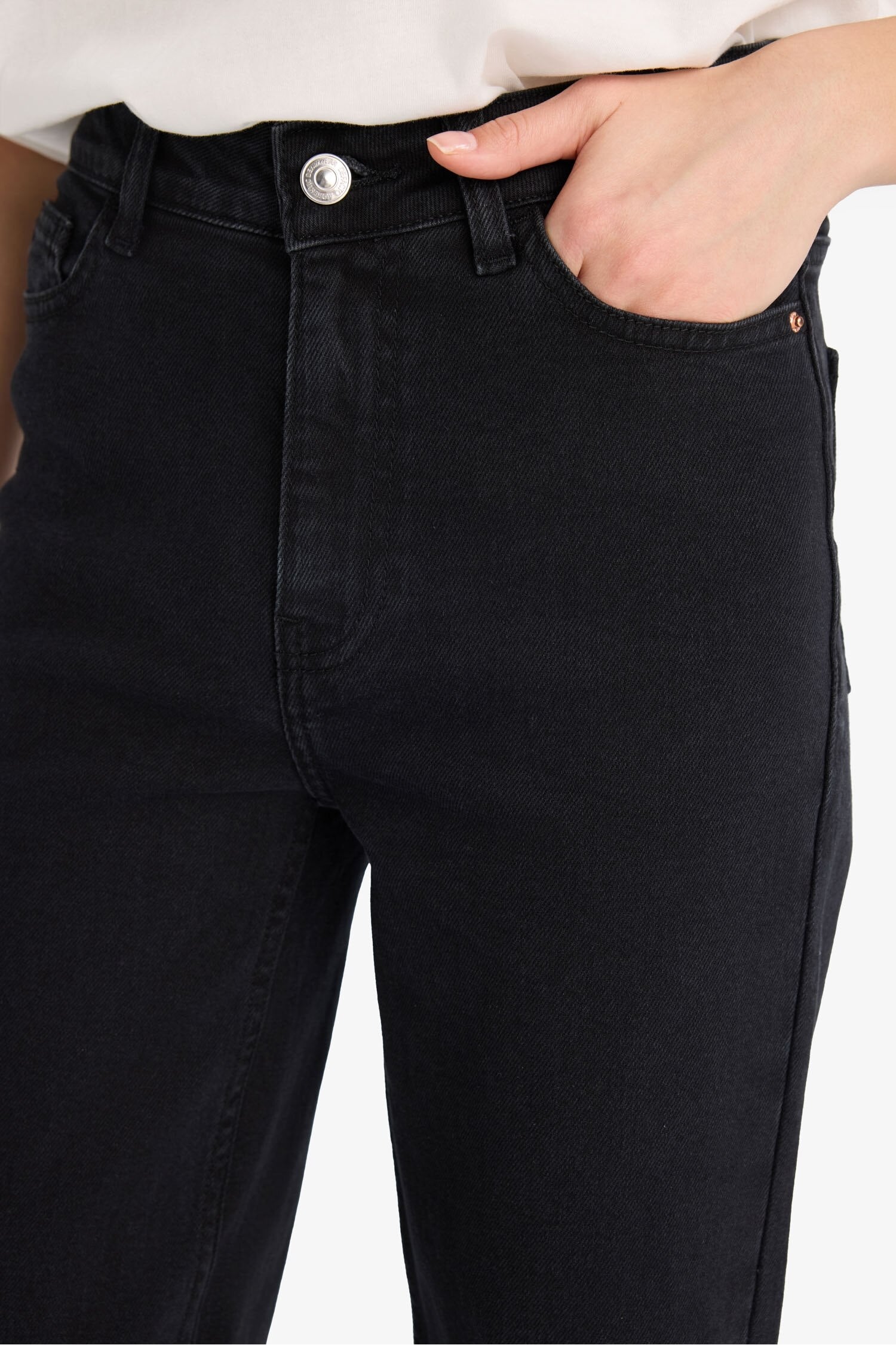 Comfortable jeans with a high waist and straight long legs.