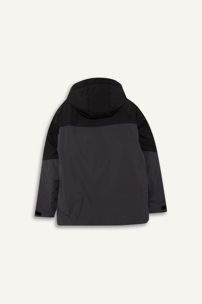 Water-repellent, regular-fit, hooded, zip-up, windproof jacket. Main Image