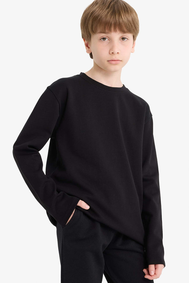 T-shirt for boys with long sleeves, loose fit, round neck. Hover Image