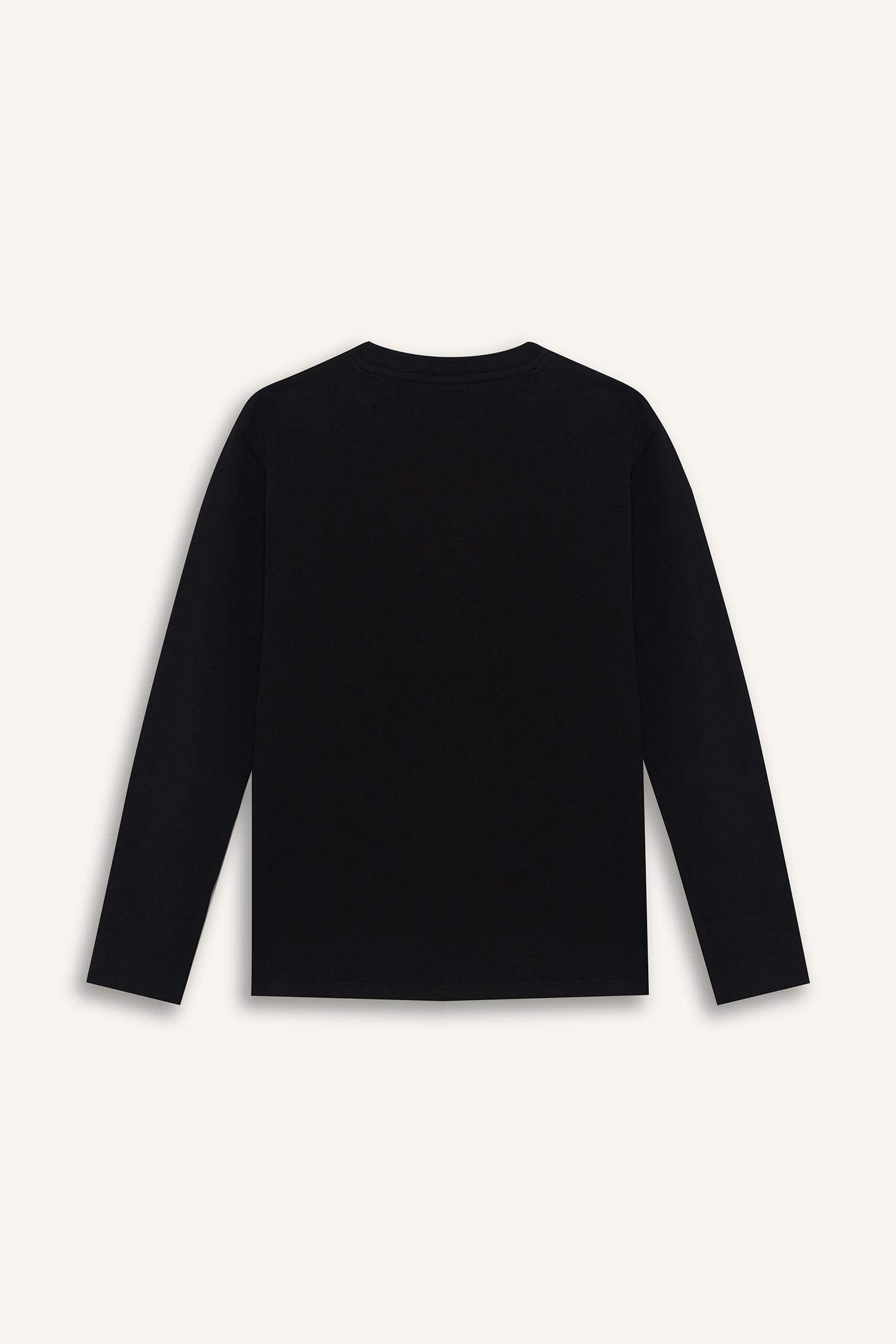 T-shirt for boys with long sleeves, loose fit, round neck.