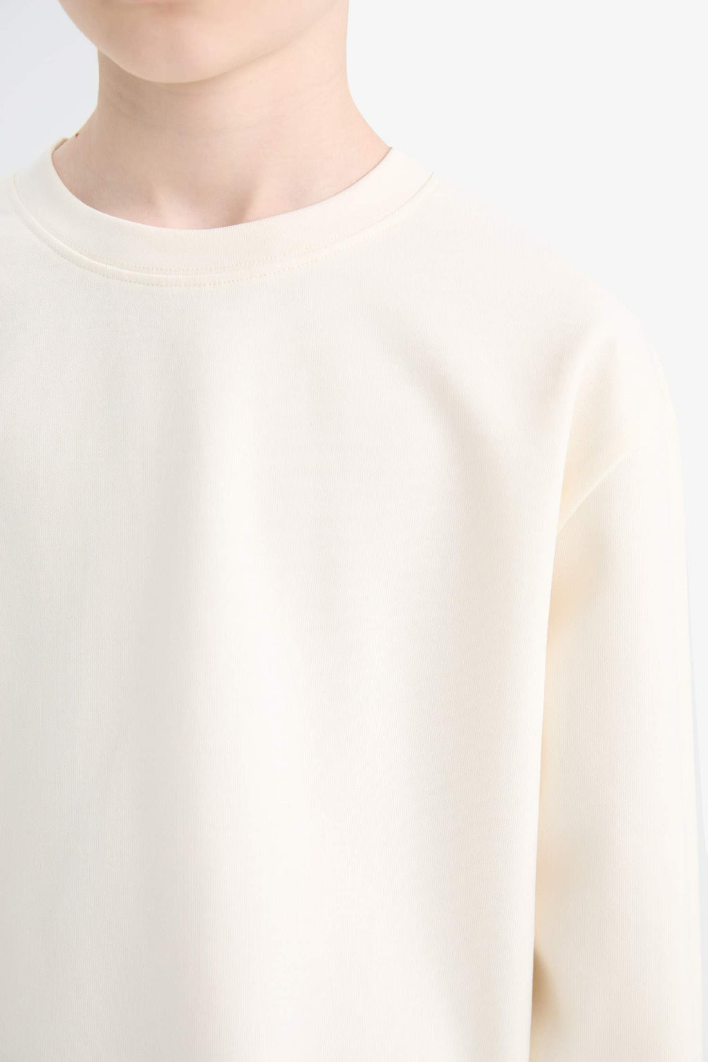 T-shirt for boys with long sleeves, loose fit, round neck.