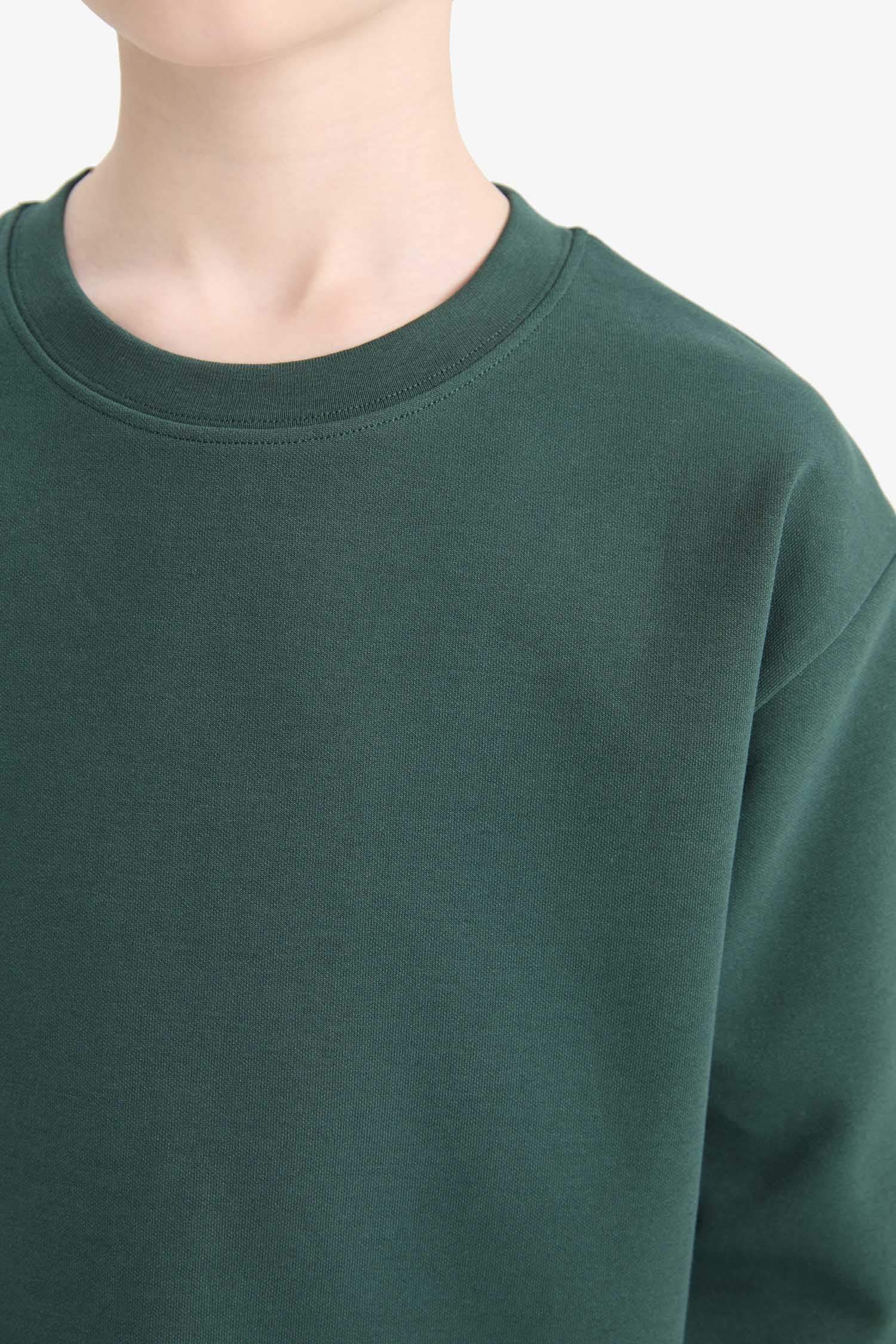 T-shirt for boys with long sleeves, loose fit, round neck.