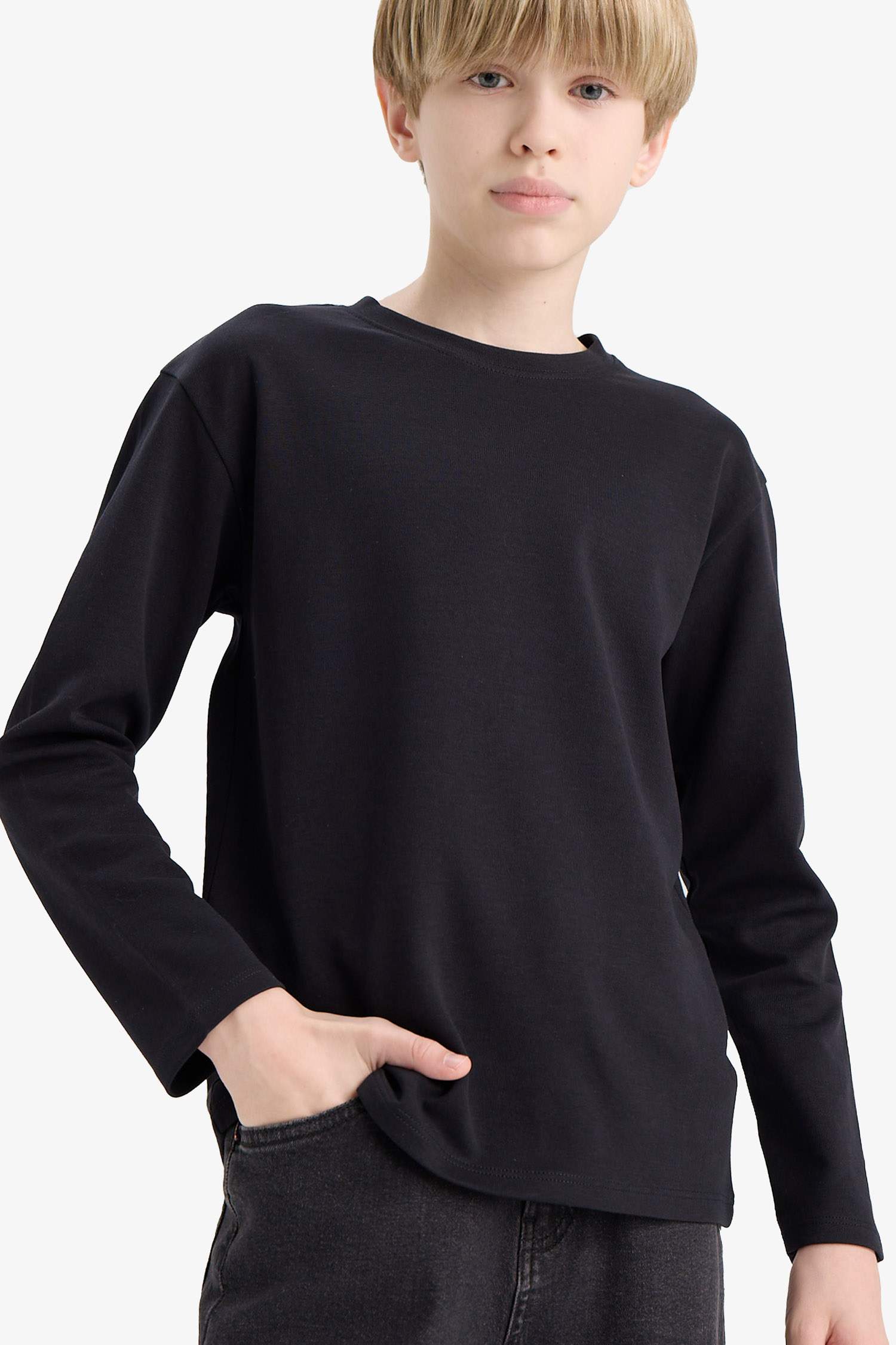 T-shirt for boys with long sleeves, loose fit, round neck.