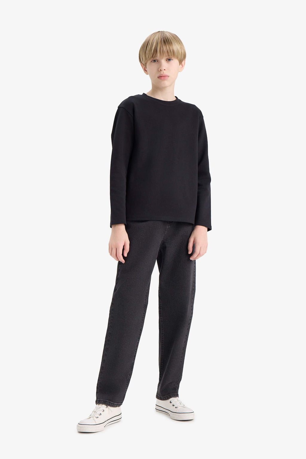 T-shirt for boys with long sleeves, loose fit, round neck.