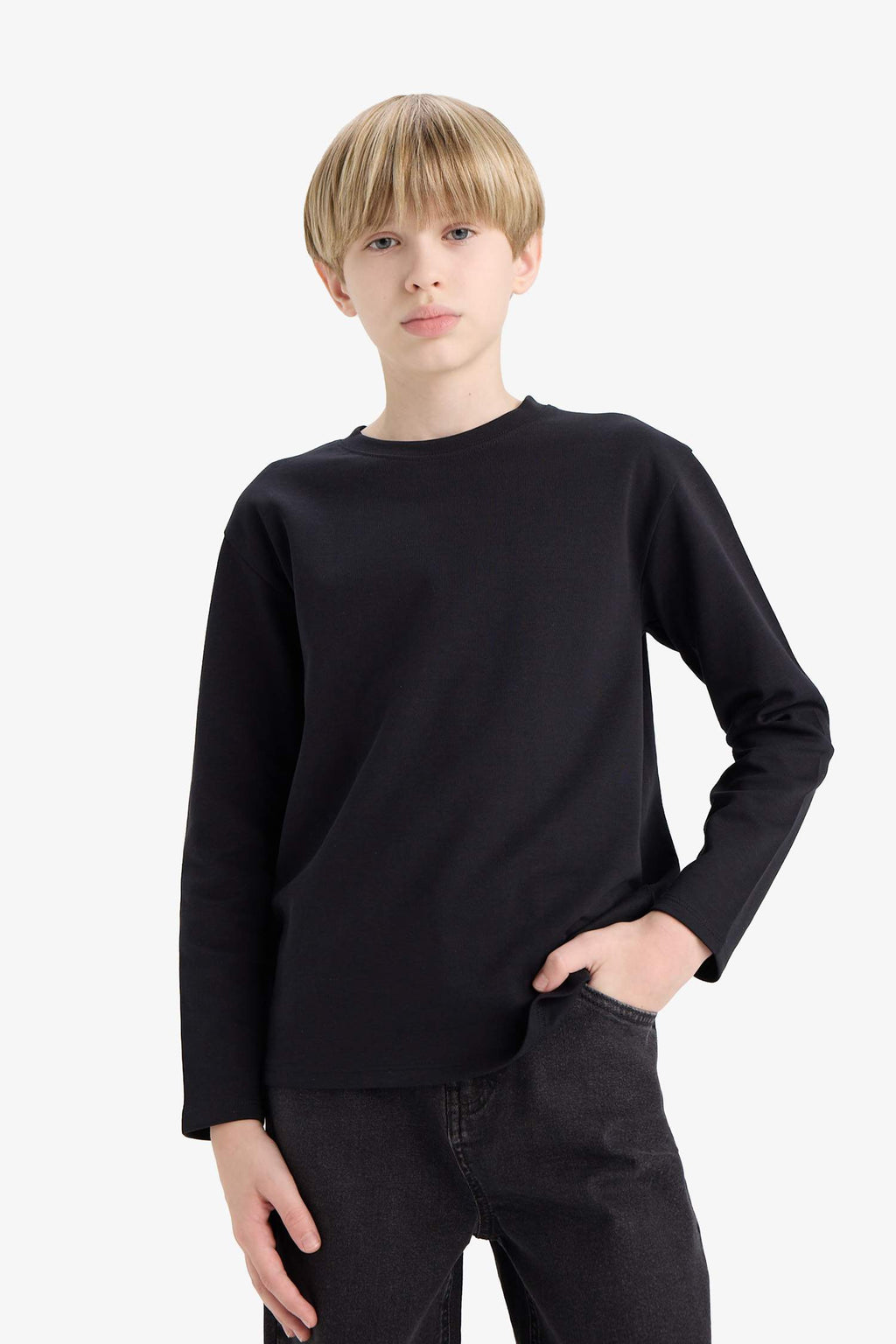 T-shirt for boys with long sleeves, loose fit, round neck.