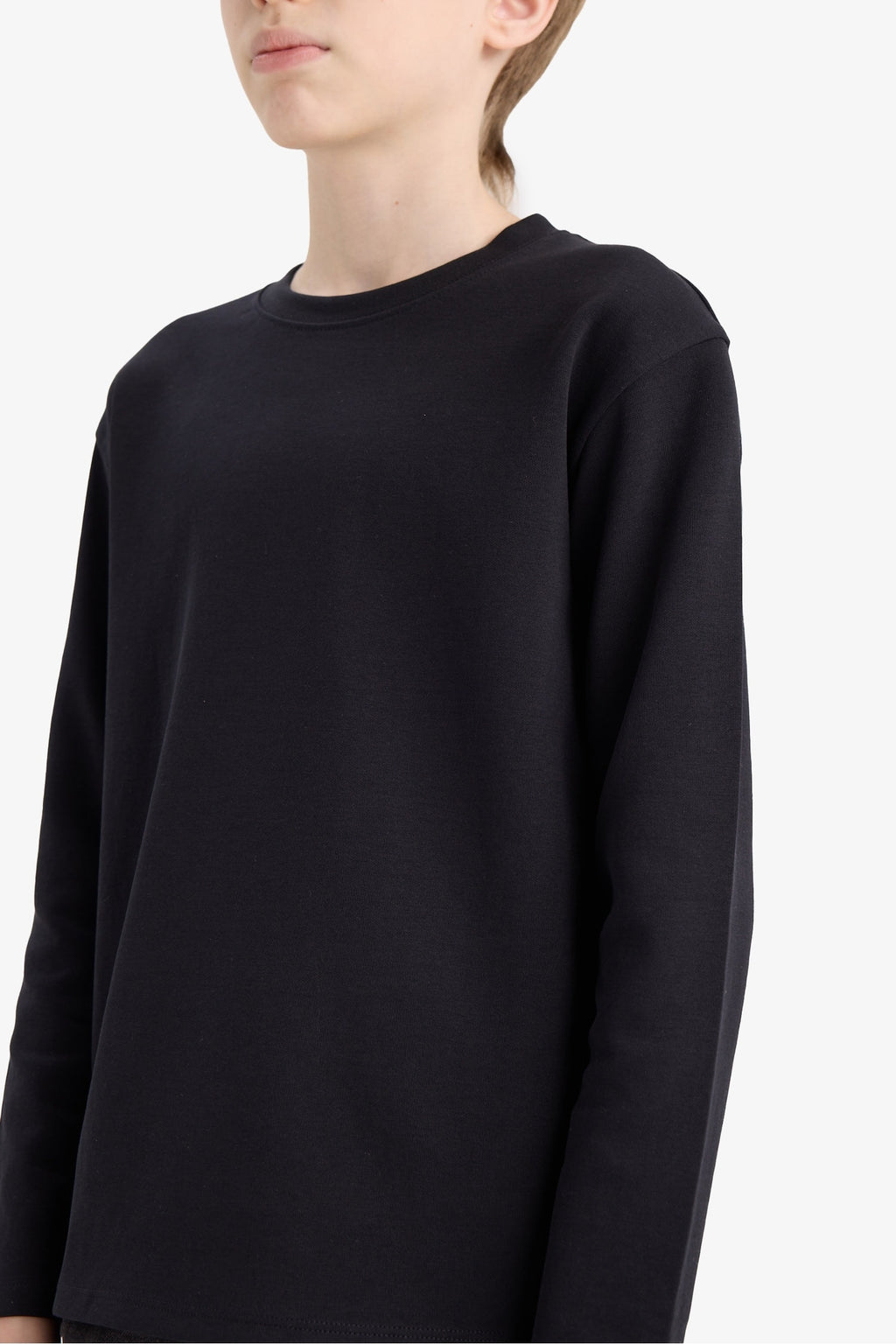 T-shirt for boys with long sleeves, loose fit, round neck.