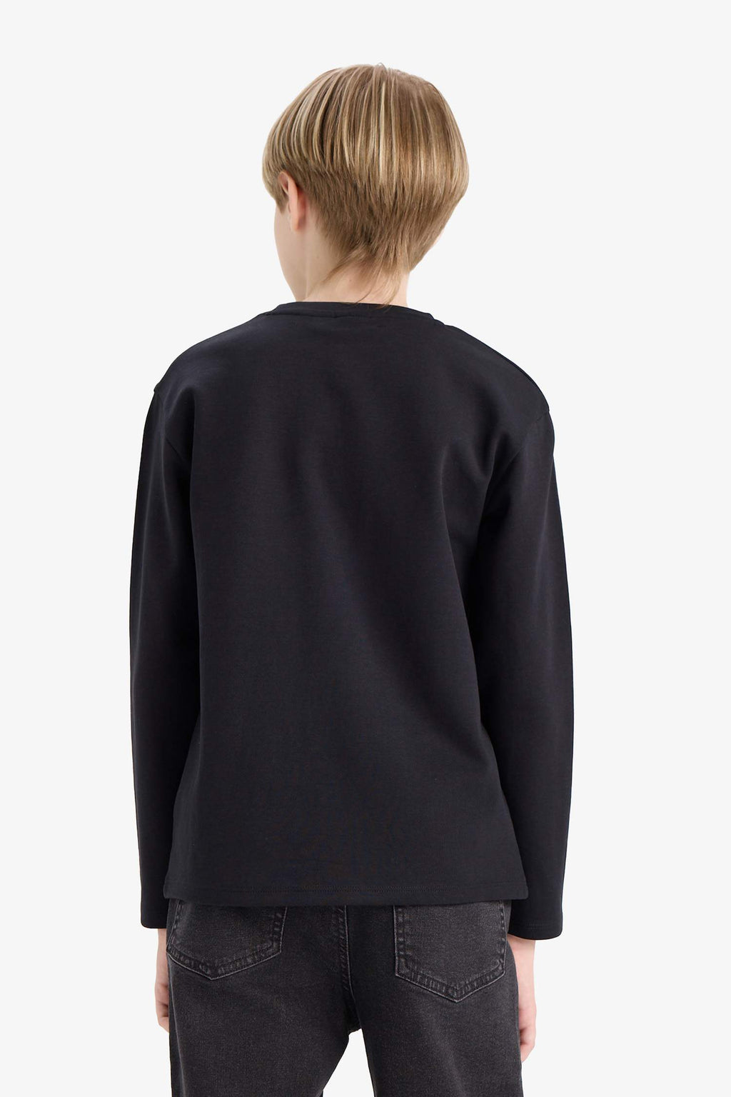 T-shirt for boys with long sleeves, loose fit, round neck.