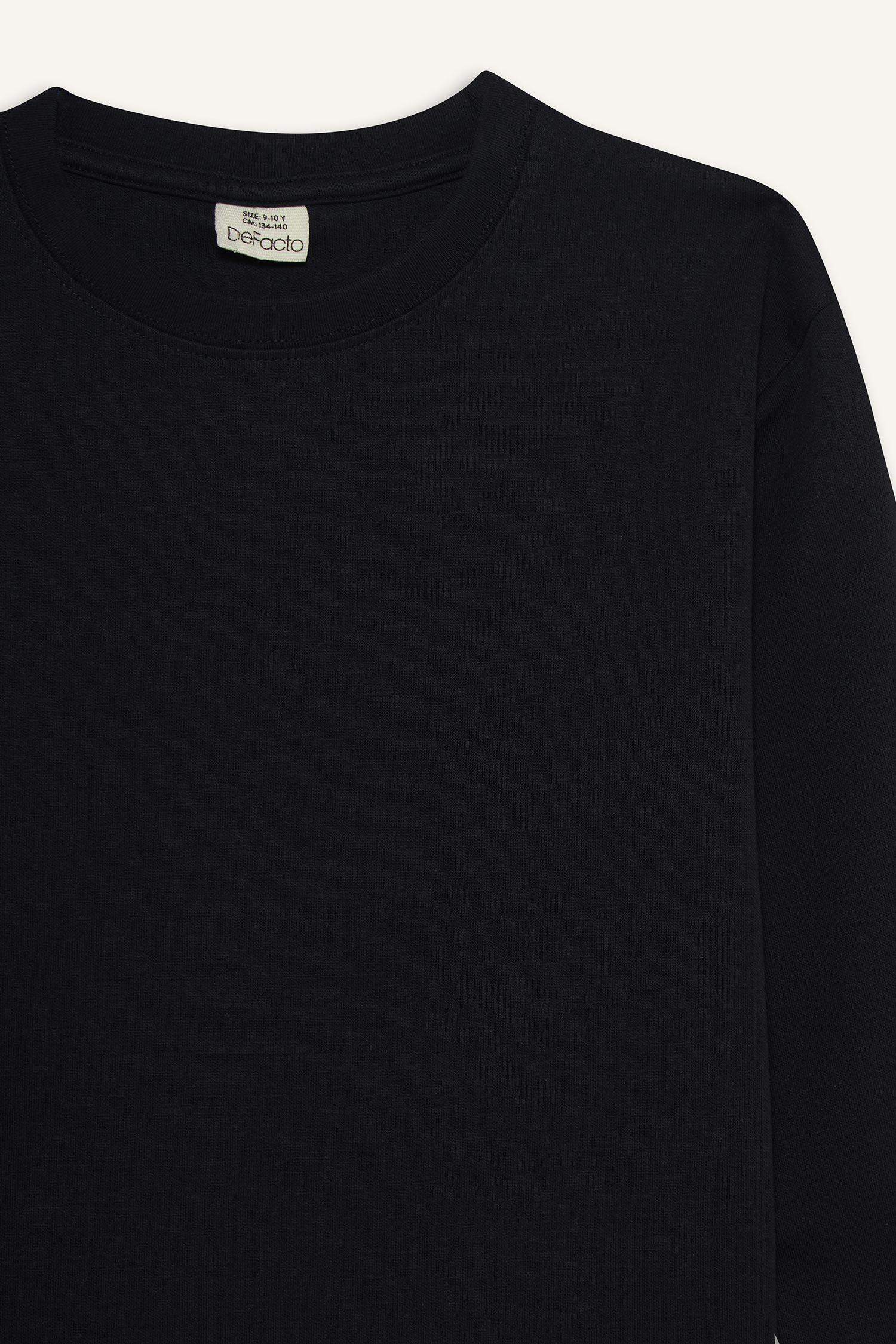 T-shirt for boys with long sleeves, loose fit, round neck.