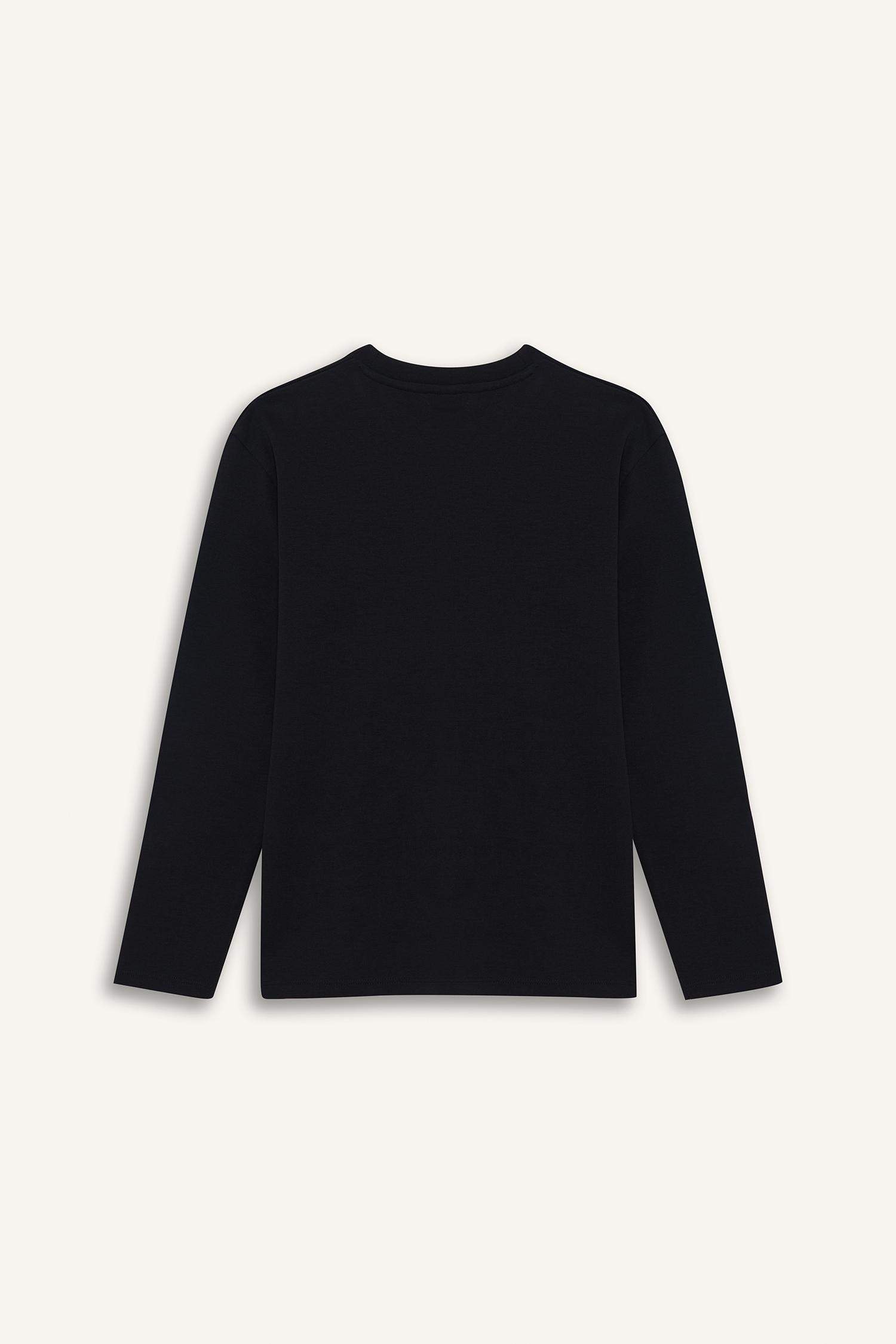 T-shirt for boys with long sleeves, loose fit, round neck.